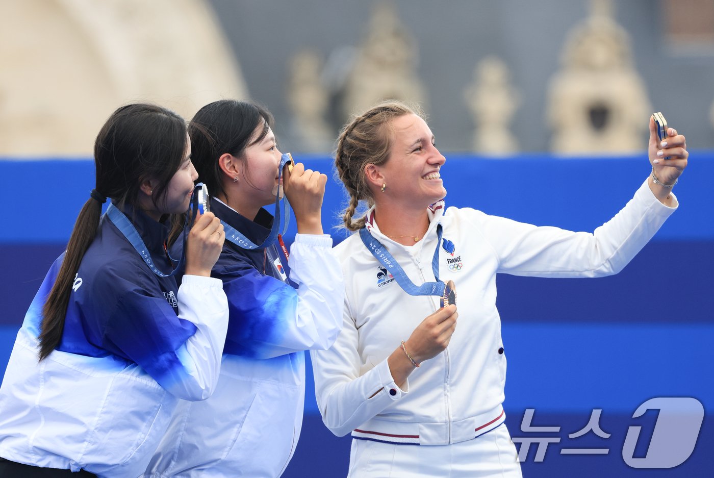 본문 이미지 - 대한민국 양궁 대표팀 임시현 선수가 3일 오후(한국시간) 프랑스 파리 앵발리드에서 진행된 양궁 여자 개인 시상식에서 은메달을 획득한 남수현, 동메달을 획득한 프랑스 리사 바르블랭과 기념 촬영을 하고 있다. 2024.8.3/뉴스1 ⓒ News1 박정호 기자