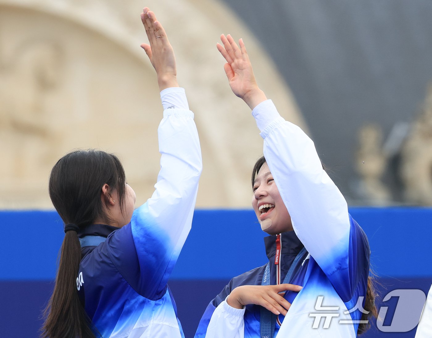 대한민국 양궁 대표팀 임시현 선수가 3일 오후&#40;한국시간&#41; 프랑스 파리 앵발리드에서 진행된 양궁 여자 개인 시상식에서 은메달을 획득한 남수현과 기뻐하고 있다. 2024.8.3/뉴스 ⓒ News1 이동해 기자