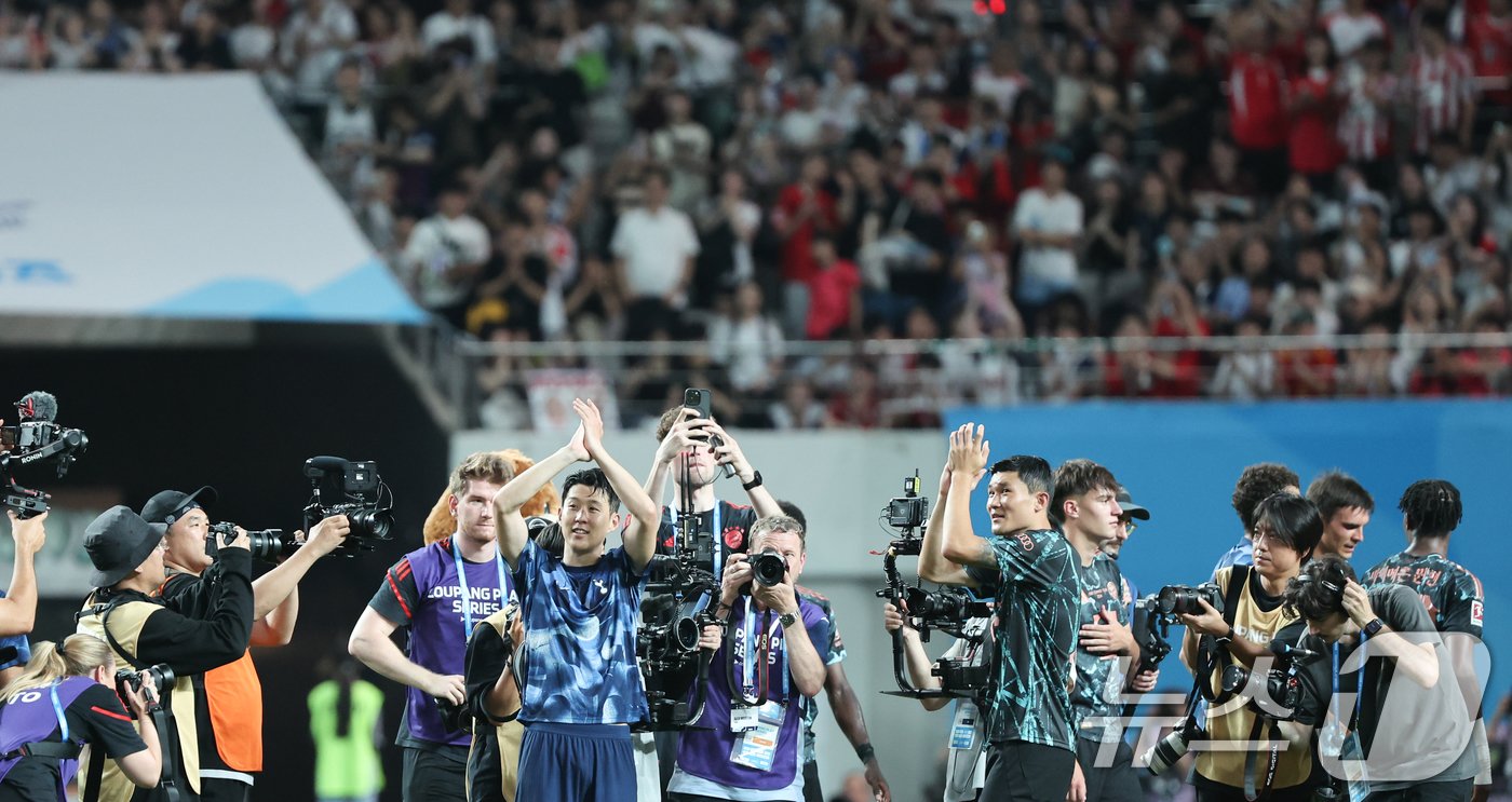 본문 이미지 - 토트넘 손흥민과 뮌헨 김민재가 3일 서울 마포구 상암동 서울월드컵경기장에서 열린 쿠팡플레이 시리즈 잉글랜드 프리미어리그 토트넘 홋스퍼와 독일 분데스리가 바이에른 뮌헨의 경기를 마친 뒤 팬들을 향해 인사하고 있다. 2024.8.3/뉴스1 ⓒ News1 허경 기자