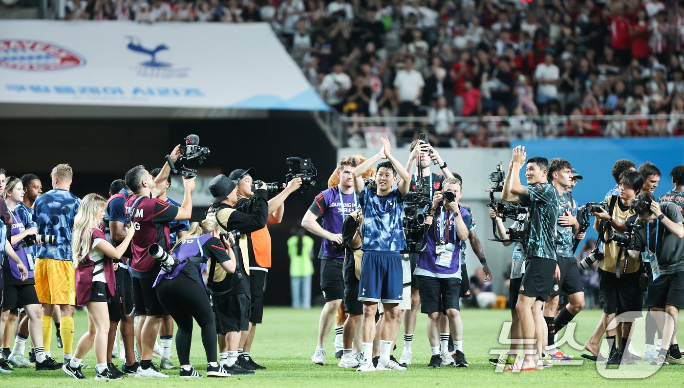 본문 이미지 - 토트넘 손흥민과 뮌헨 김민재가 3일 서울 마포구 상암동 서울월드컵경기장에서 열린 쿠팡플레이 시리즈 잉글랜드 프리미어리그 토트넘 홋스퍼와 독일 분데스리가 바이에른 뮌헨의 경기를 마친 뒤 팬들을 향해 인사하고 있다. 2024.8.3/뉴스1 ⓒ News1 허경 기자