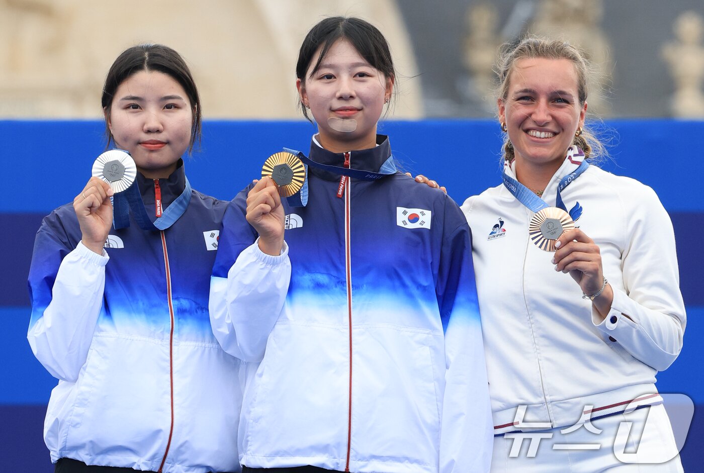 본문 이미지 - 대한민국 양궁 대표팀 임시현 선수가 3일 오후(한국시간) 프랑스 파리 앵발리드에서 진행된 양궁 여자 개인 시상식에서 은메달을 획득한 남수현, 동메달을 획득한 프랑스 리사 바르블랭과 기념 촬영을 하고 있다. 2024.8.3/뉴스1 ⓒ News1 박정호 기자