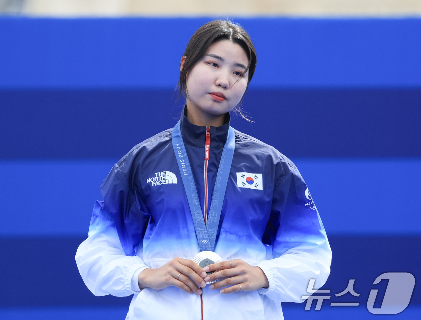 본문 이미지 - 대한민국 양궁 대표팀 남수현 선수가 3일 오후(한국시간) 프랑스 파리 앵발리드에서 진행된 양궁 여자 개인 시상식에서 은메달을 수여 받고 있다. 2024.8.3/뉴스1 ⓒ News1 박정호 기자