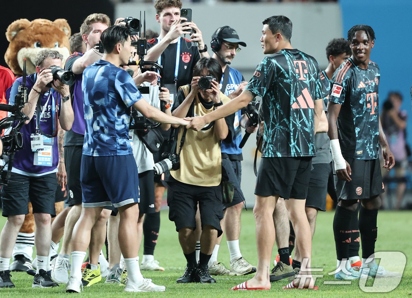 본문 이미지 - 토트넘 손흥민과 뮌헨 김민재가 3일 서울 마포구 상암동 서울월드컵경기장에서 열린 쿠팡플레이 시리즈 잉글랜드 프리미어리그 토트넘 홋스퍼와 독일 분데스리가 바이에른 뮌헨의 경기를 마친 뒤 대화하고 있다. 2024.8.3/뉴스1 ⓒ News1 허경 기자