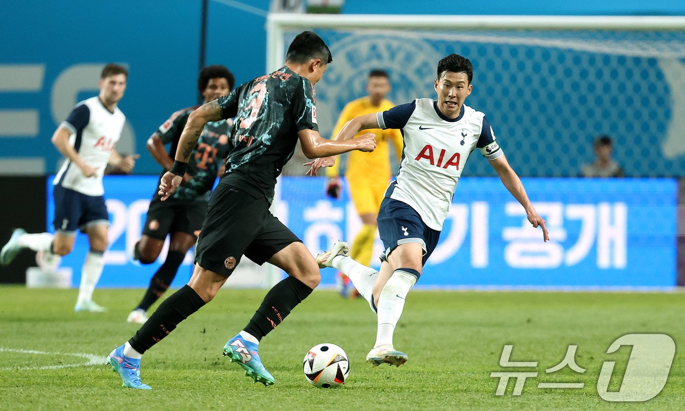 본문 이미지 - 3일 오후 서울 마포구 상암동 서울월드컵경기장에서 열린 쿠팡플레이 시리즈 잉글랜드 프리미어리그 토트넘 홋스퍼와 독일 분데스리가 바이에른 뮌헨의 경기에서 토트넘 손흥민과 뮌헨 김민재가 그라운드를 달리고 있다. 2024.8.3/뉴스1 ⓒ News1 박지혜 기자
