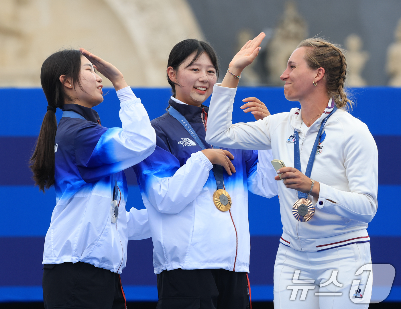 (파리(프랑스)=뉴스1) 박정호 기자 = 대한민국 양궁 대표팀 남수현과  프랑스 리사 바르블랭이  3일 오후(한국시간) 프랑스 파리 앵발리드에서 진행된 양궁 여자 개인 시상식에서 …