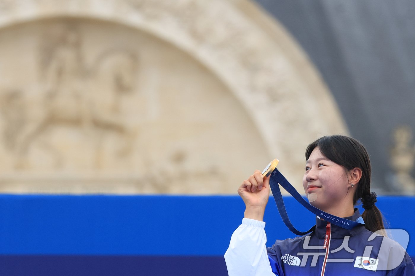 대한민국 양궁 대표팀 임시현 선수가 3일 오후&#40;한국시간&#41; 프랑스 파리 앵발리드에서 진행된 양궁 여자 개인 시상식에서 수여 받은 금메달을 들어보이고 있다. 2024.8.3/뉴스1 ⓒ News1 박정호 기자