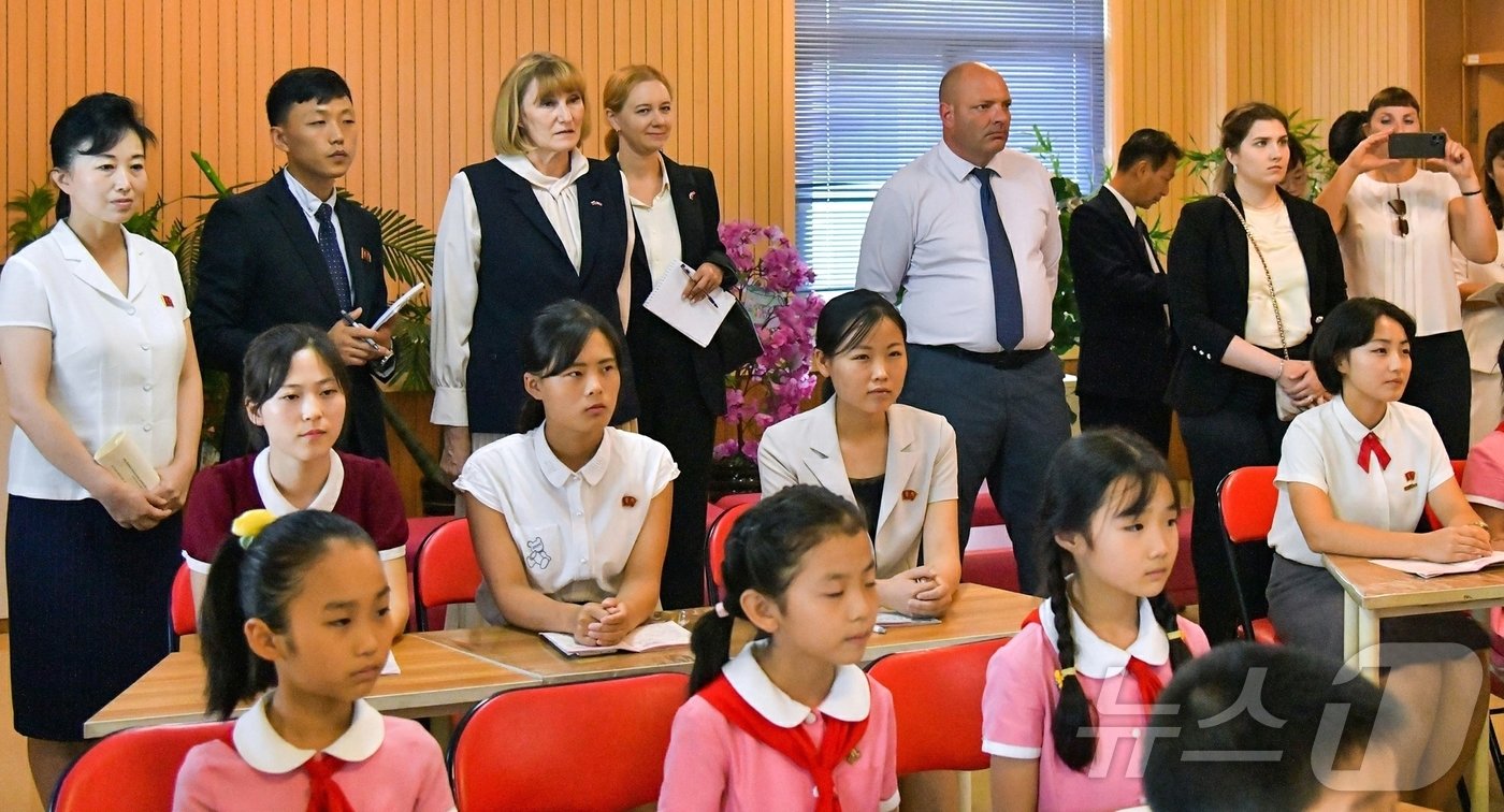 본문 이미지 - (평양 노동신문=뉴스1) = 북한 노동당 기관지 노동신문은 30일 엘비라 샤모노바 연해변강(연해주) 정부 부수상 겸 교육상을 단장으로 하는 러시아 연해변강 교육 일꾼(간부) 대표단이 평양교원대학을 참관했다고 보도했다. [국내에서만 사용가능. 재배포 금지. DB 금지. For Use Only in the Republic of Korea. Redistribution Prohibited] rodongphoto@news1.kr