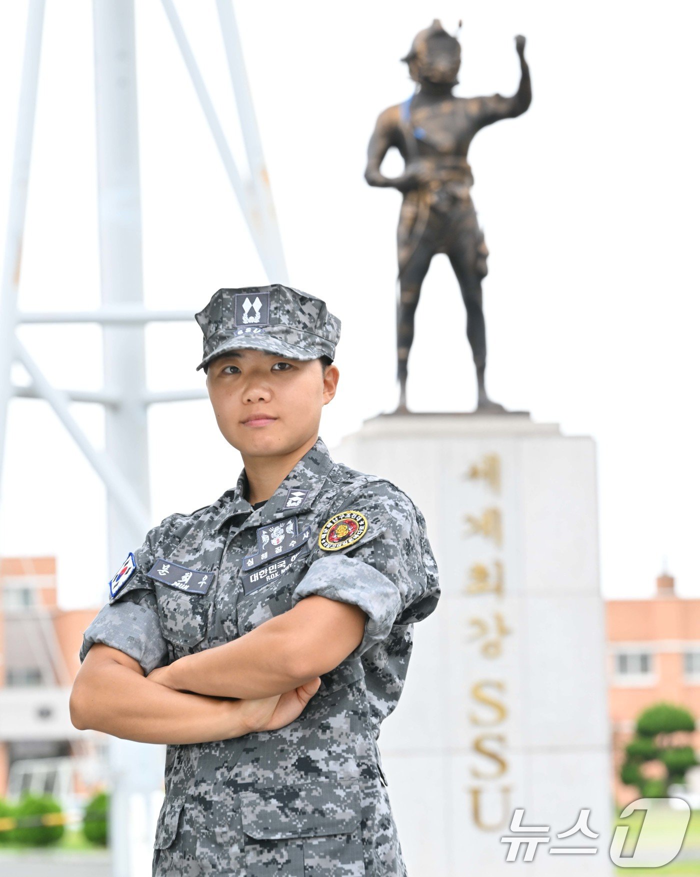 해군은 30일 대한민국 해군 최초의 여군 심해잠수사&#40;SSU&#41;가 탄생했다고 밝혔다. 해난구조 기본과정을 수료하고 여군 최초로 심해잠수사가 된 문희우 대위&#40;진&#41;가 포즈를 취하고 있다. &#40;해군 제공&#41; 2024.8.30/뉴스1