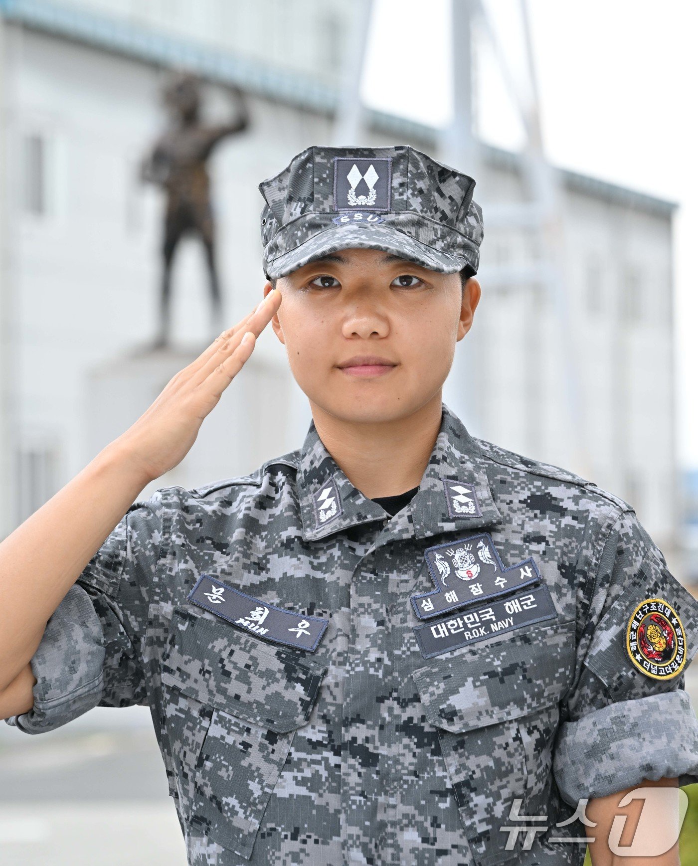 해군은 30일 대한민국 해군 최초의 여군 심해잠수사&#40;SSU&#41;가 탄생했다고 밝혔다. 해난구조 기본과정을 수료하고 여군 최초로 심해잠수사가 된 문희우 대위&#40;진&#41;가 포즈를 취하고 있다. &#40;해군 제공&#41; 2024.8.30/뉴스1