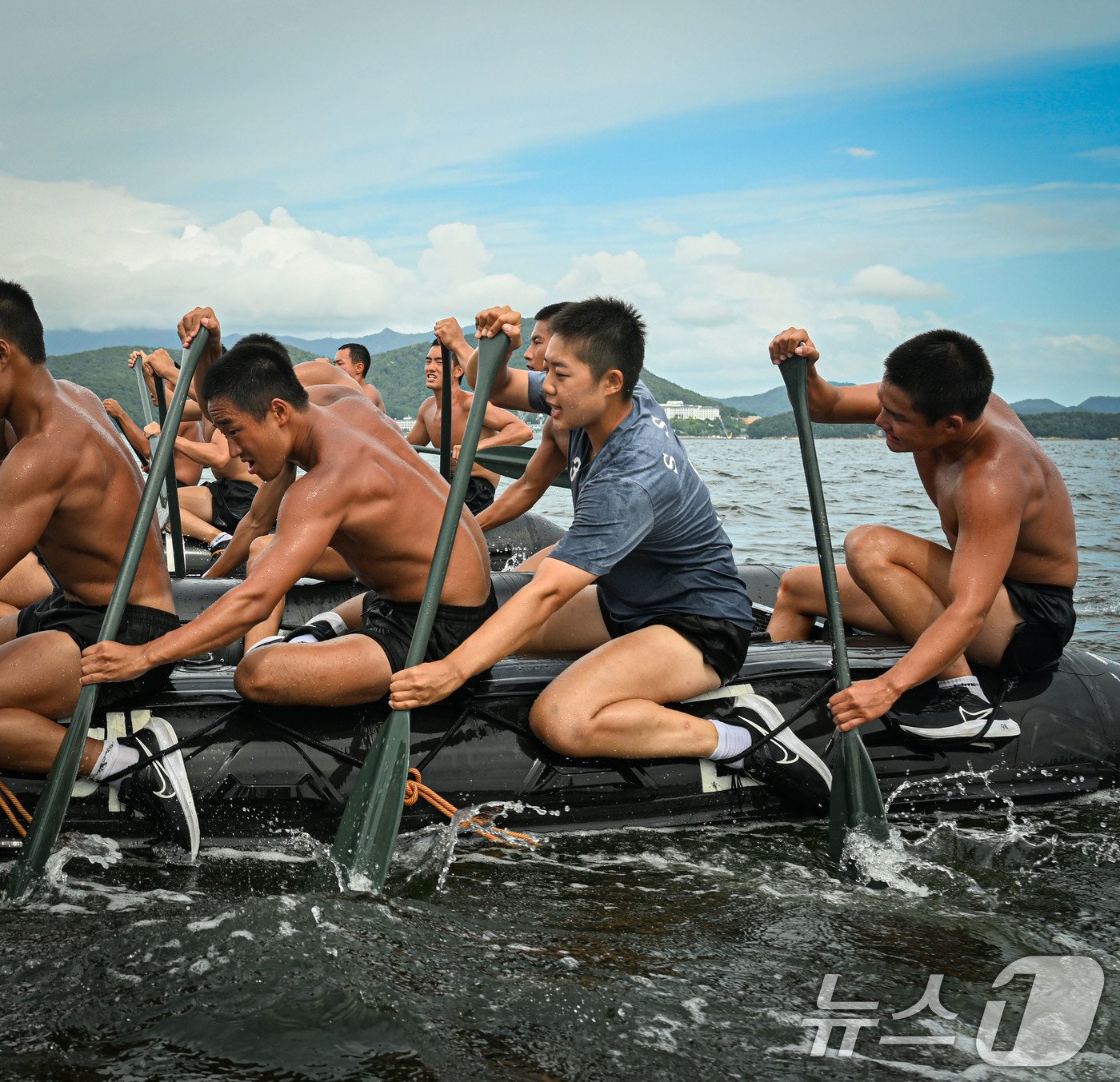 본문 이미지 - 해군은 30일 대한민국 해군 최초의 여군 심해잠수사&#40;SSU&#41;가 탄생했다고 밝혔다. 해난구조 기본과정을 수료하고 여군 최초로 심해잠수사&#40;SSU&#41;가 된 문희우 대위&#40;진&#41;이 훈련기간 중 고무보트&#40;CRRC&#41; 운용훈련을 받으며 노를 힘차게 젓고 있다. &#40;해군 제공&#41; 2024.8.30/뉴스1
