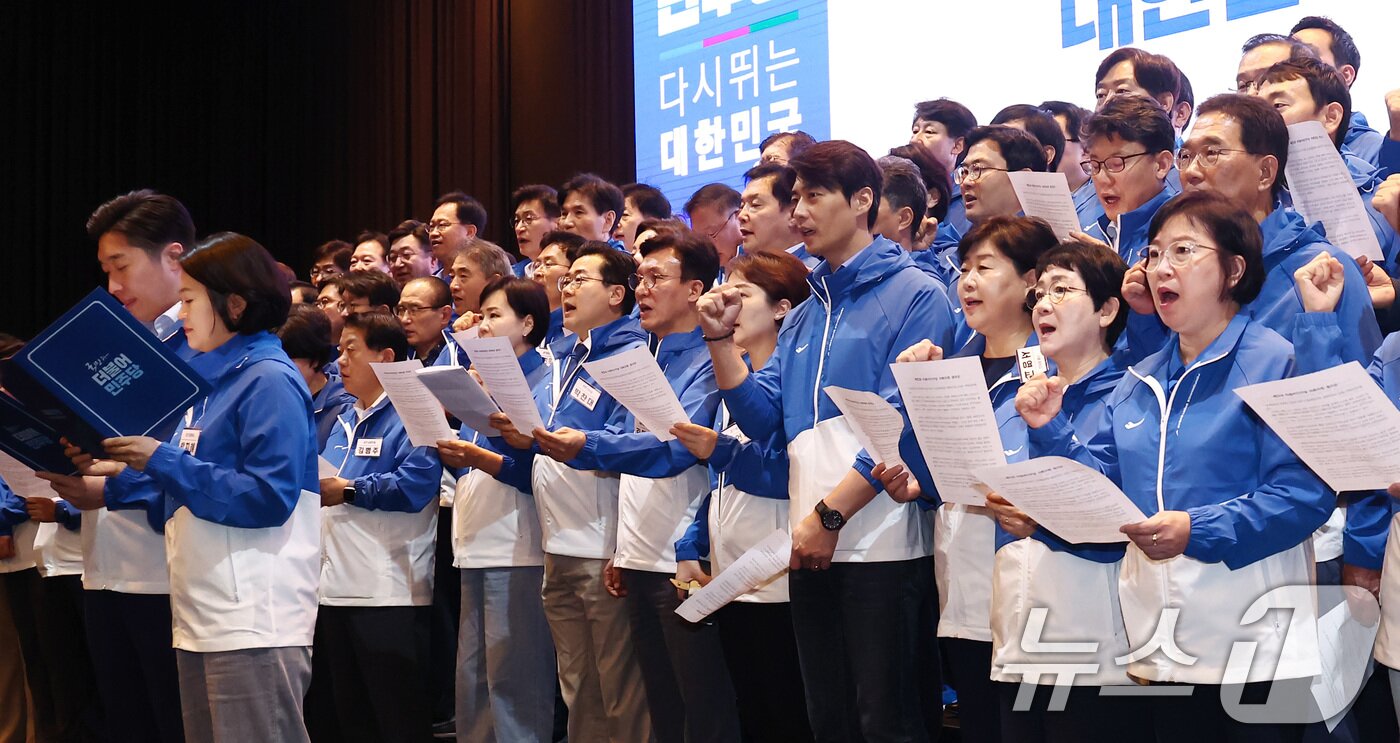 박찬대 더불어민주당 원내대표를 비롯한 의원들이 30일 오전 인천 중구 한 호텔에서 열린 2024년 정기국회 국회의원 워크숍에서 민생회복·정권규탄 내용을 담은 결의문을 낭독하고 있다. 2024.8.30/뉴스1 ⓒ News1 김민지 기자