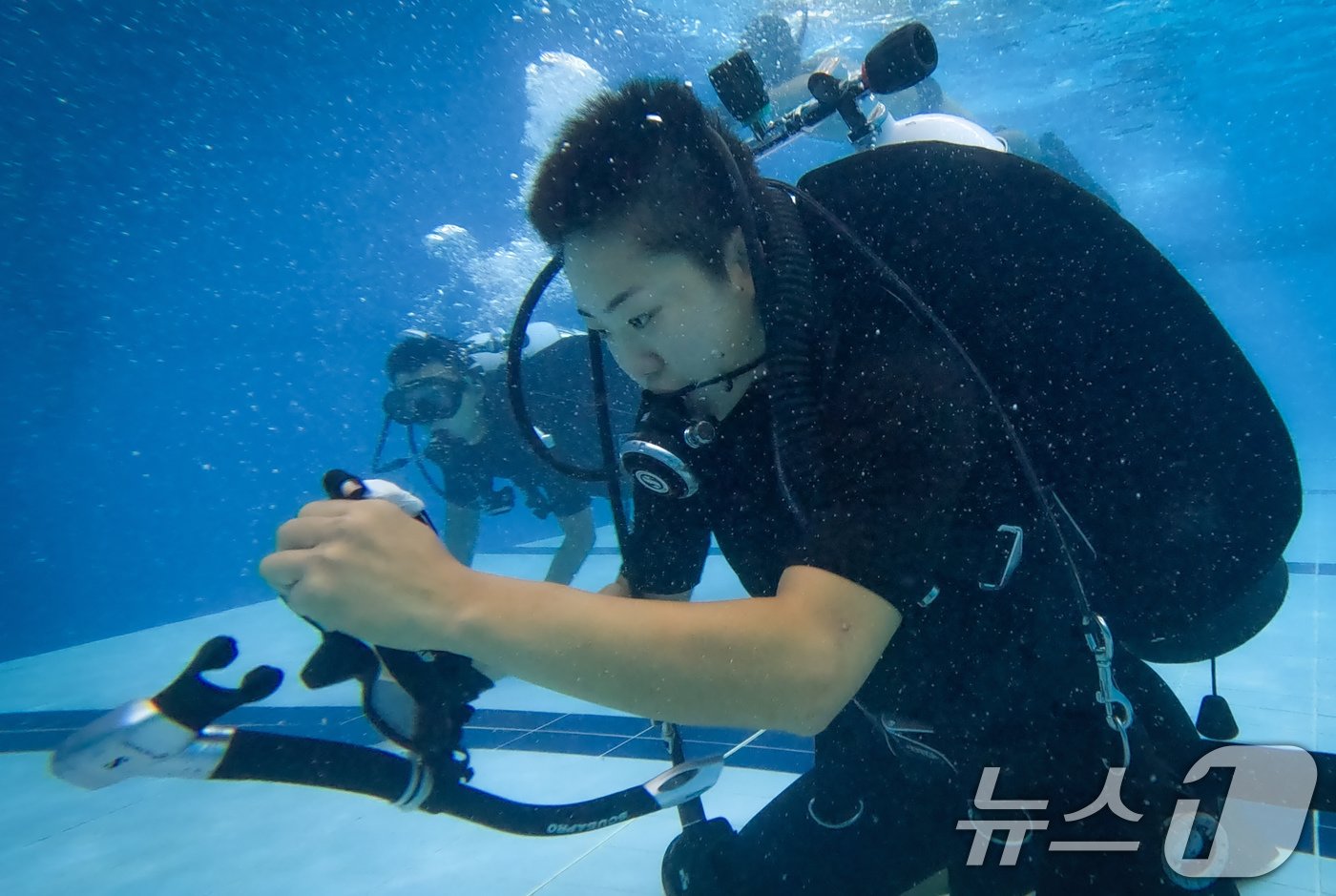 해군은 30일 대한민국 해군 최초의 여군 심해잠수사&#40;SSU&#41;가 탄생했다고 밝혔다. 해난구조 기본과정을 수료하고 여군 최초로 심해잠수사&#40;SSU&#41;가 된 문희우 대위&#40;진&#41;이 훈련기간 중 구조잠수훈련장에서 잠수 중 예기치 못한 상황에 대처능력을 배양하기 위한 생환훈련을 하고 있다. &#40;해군 제공&#41; 2024.8.30/뉴스1