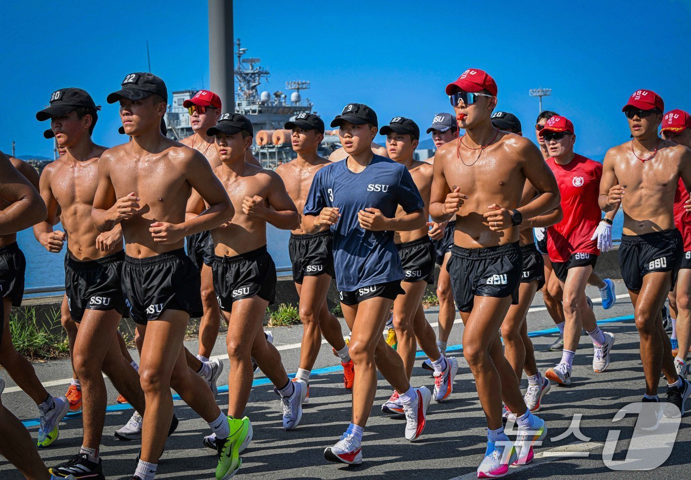 해군은 30일 대한민국 해군 최초의 여군 심해잠수사&#40;SSU&#41;가 탄생했다고 밝혔다. 해난구조 기본과정을 수료하고 여군 최초로 심해잠수사&#40;SSU&#41;가 된 문희우 대위&#40;진&#41;이 훈련기간 중 20km 뜀걸음을 하고 있다. &#40;해군 제공&#41; 2024.8.30/뉴스1