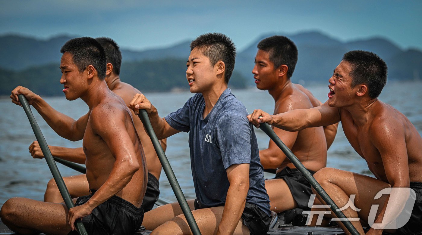 본문 이미지 - 해군은 30일 대한민국 해군 최초의 여군 심해잠수사&#40;SSU&#41;가 탄생했다고 밝혔다. 해난구조 기본과정을 수료하고 여군 최초로 심해잠수사&#40;SSU&#41;가 된 문희우 대위&#40;진&#41;이 훈련기간 중 고무보트&#40;CRRC&#41; 운용훈련을 받으며 노를 힘차게 젓고 있다. &#40;해군 제공&#41; 2024.8.30/뉴스1