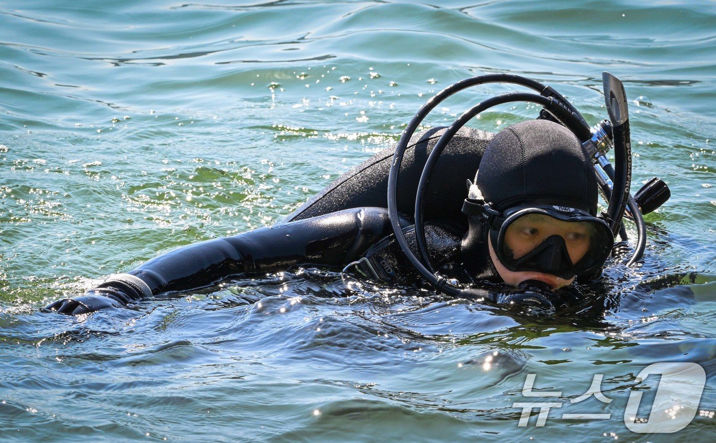 본문 이미지 - 해군은 30일 대한민국 해군 최초의 여군 심해잠수사&#40;SSU&#41;가 탄생했다고 밝혔다. 해난구조 기본과정을 수료하고 여군 최초로 심해잠수사&#40;SSU&#41;가 된 문희우 대위&#40;진&#41;이 훈련기간 중 해상훈련장에서 스쿠버 장비를 착용하고 잠수훈련을 하고 있다. &#40;해군 제공&#41; 2024.8.30/뉴스1