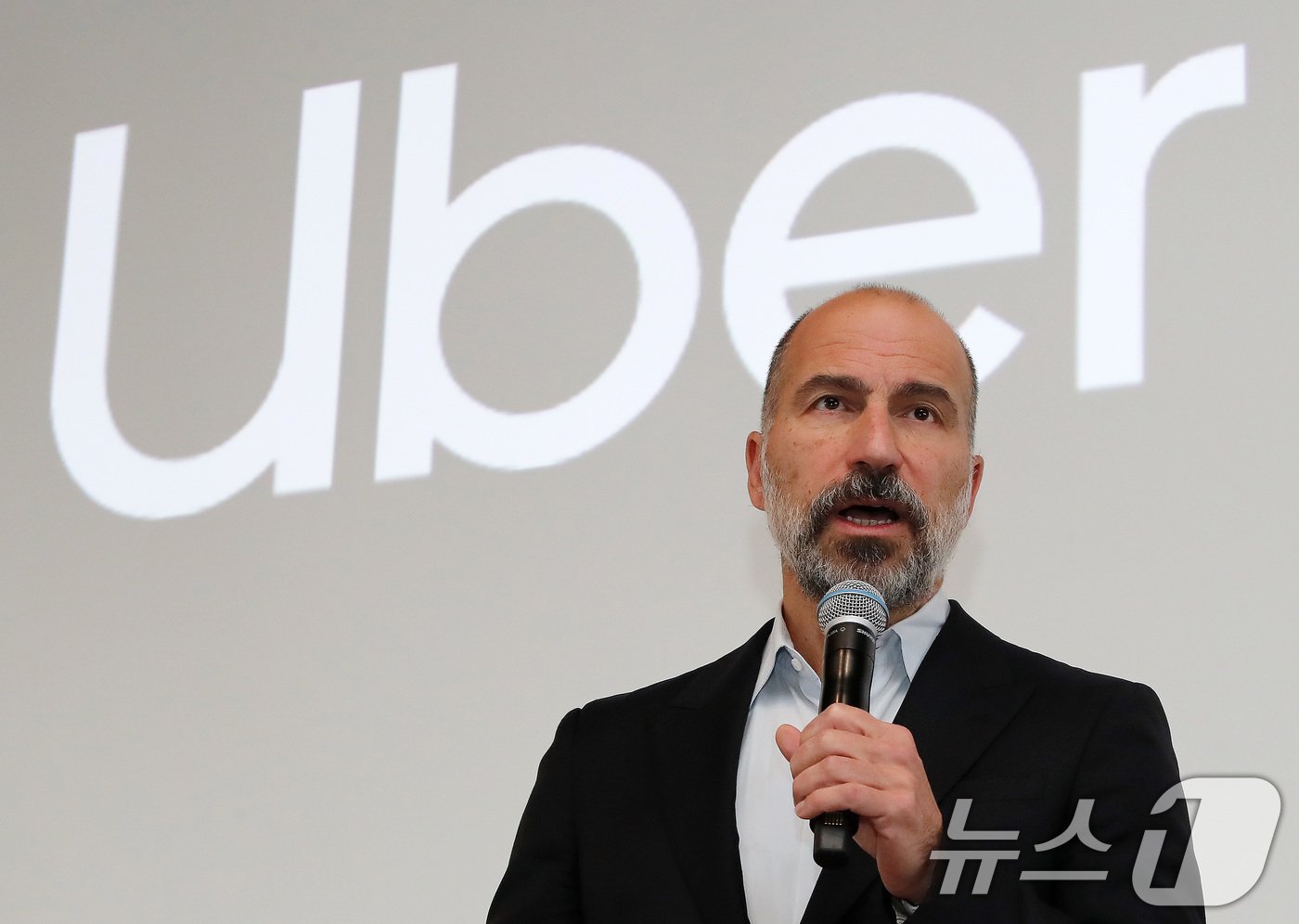 본문 이미지 - 다라 코스로샤히 우버(Uber) 최고경영자(CEO)가 30일 서울 중구 더 플라자호텔에서 열린 '우버 글로벌 CEO 방한 기념 미디어 세션'에서 인사말을 하고 있다. 2024.8.30/뉴스1 ⓒ News1 박세연 기자