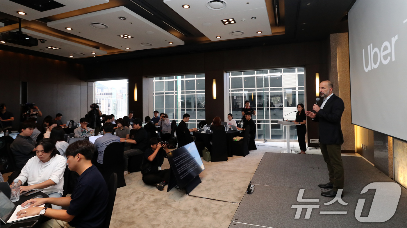 (서울=뉴스1) 박세연 기자 = 다라 코스로샤히 우버(Uber) 최고경영자(CEO)가 30일 서울 중구 더 플라자호텔에서 열린 '우버 글로벌 CEO 방한 기념 미디어 세션'에서 인 …