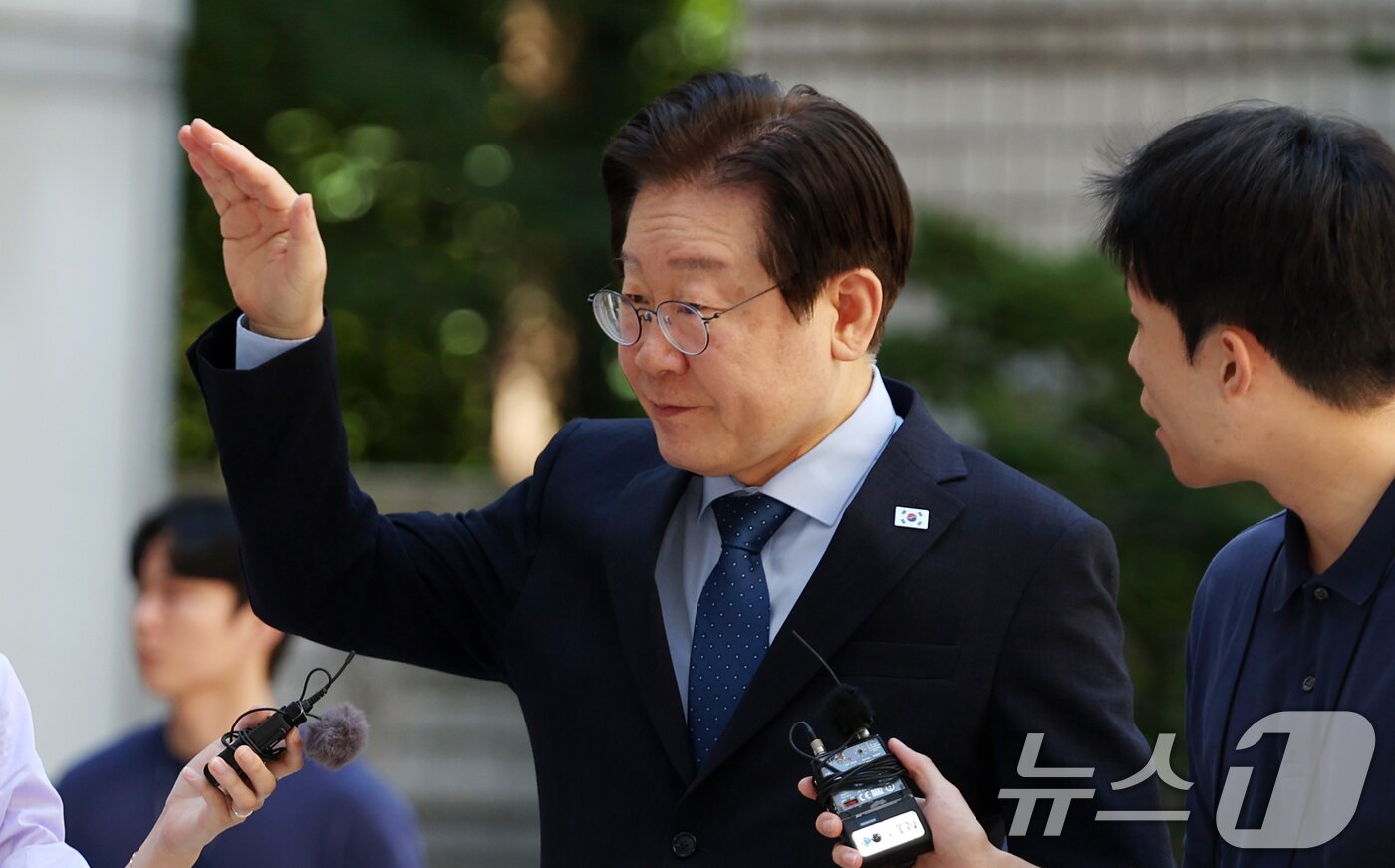 본문 이미지 - 이재명 더불어민주당 대표가 30일 서울 서초구 서울중앙지방법원에서 열린 &#39;대장동 배임·성남FC 뇌물&#39; 1심 속행 공판에 출석하고 있다. 2024.8.30/뉴스1 ⓒ News1 김명섭 기자