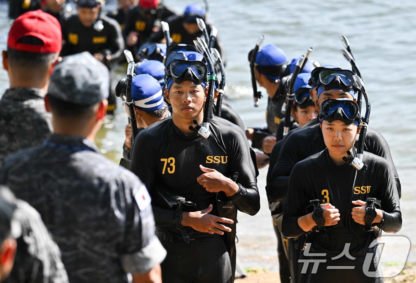 해군은 30일 대한민국 해군 최초의 여군 심해잠수사&#40;SSU&#41;가 탄생했다고 밝혔다. 해난구조 기본과정을 수료하고 여군 최초로 심해잠수사&#40;SSU&#41;가 된 문희우 대위&#40;진&#41;이 훈련기간 중 바다에서 핀/마스크 수영을 한 후 육지에 정렬해있다. &#40;해군 제공&#41; 2024.8.30/뉴스1