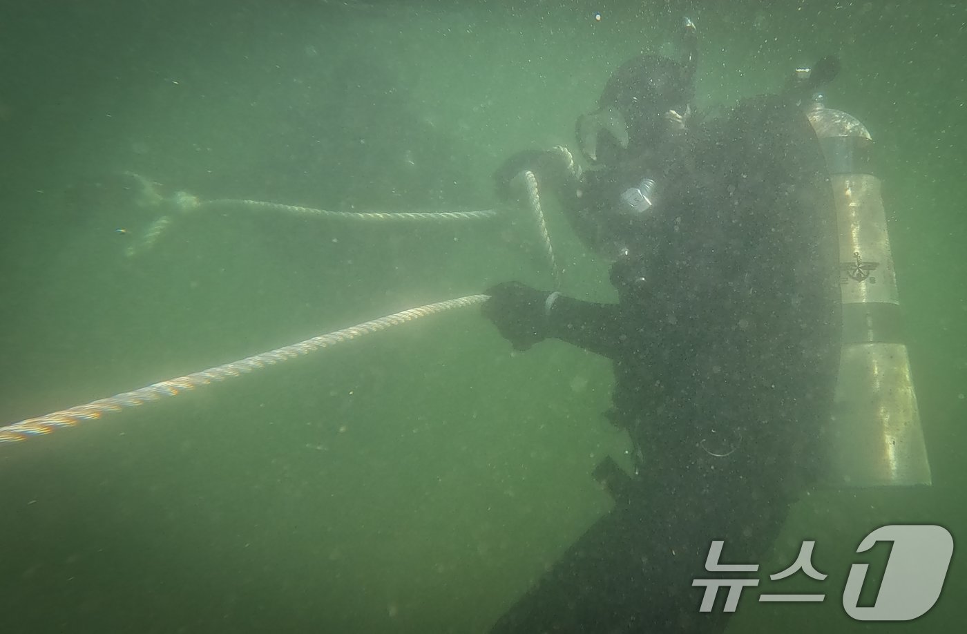 본문 이미지 - 해군은 30일 대한민국 해군 최초의 여군 심해잠수사&#40;SSU&#41;가 탄생했다고 밝혔다. 해난구조 기본과정을 수료하고 여군 최초로 심해잠수사&#40;SSU&#41;가 된 문희우 대위&#40;진&#41;이 훈련기간 중 해상훈련장에서 잠수사 2명이 조를 이뤄 물속을 원형으로 탐색하는 스쿠버 원형탐색 훈련을 하고 있다. &#40;해군 제공&#41; 2024.8.30/뉴스1