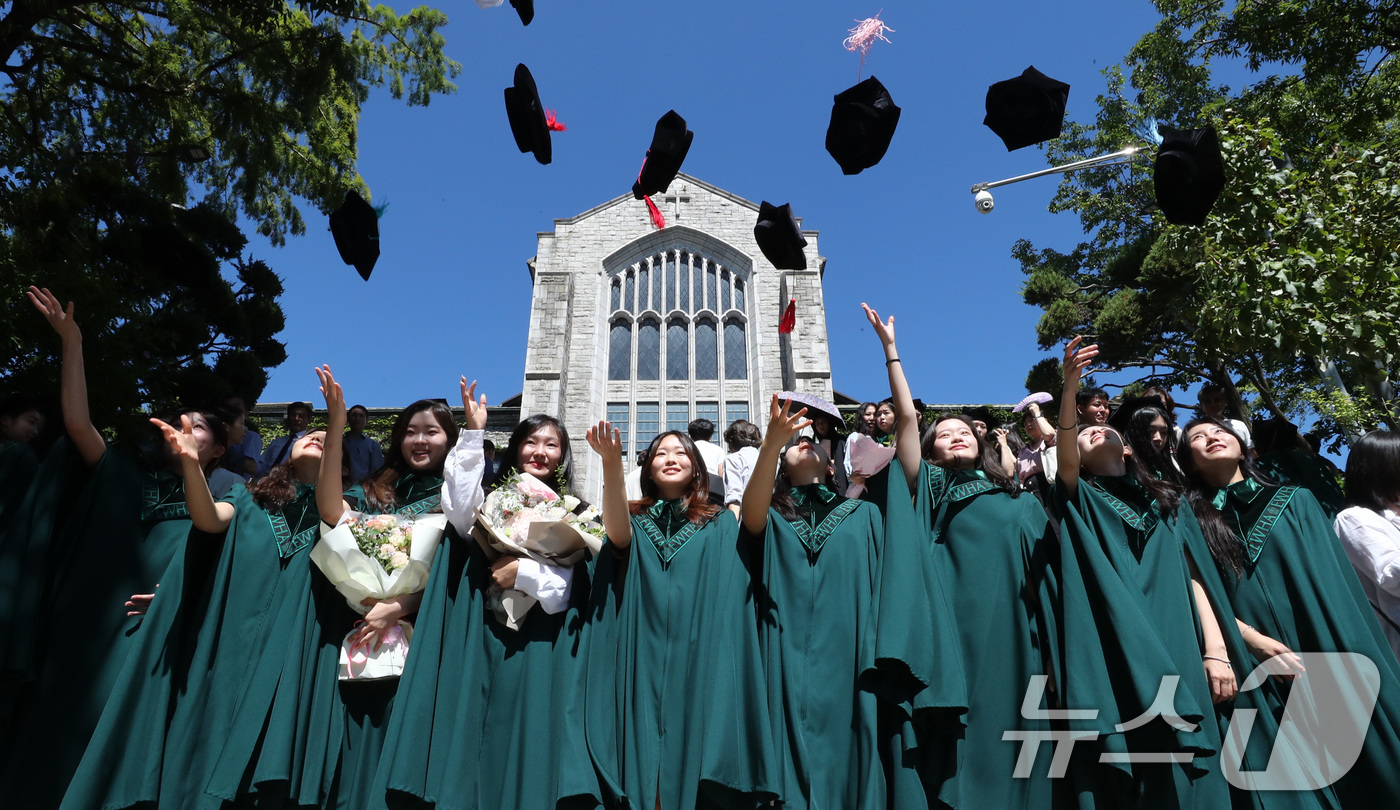 (서울=뉴스1) 박세연 기자 = 30일 서울 서대문구 이화여자대학교에서 열린 2023학년도 후기 학위수여식에 참석한 졸업생들이 학사모를 던지며 기념사진을 찍고 있다. 2024.8. …