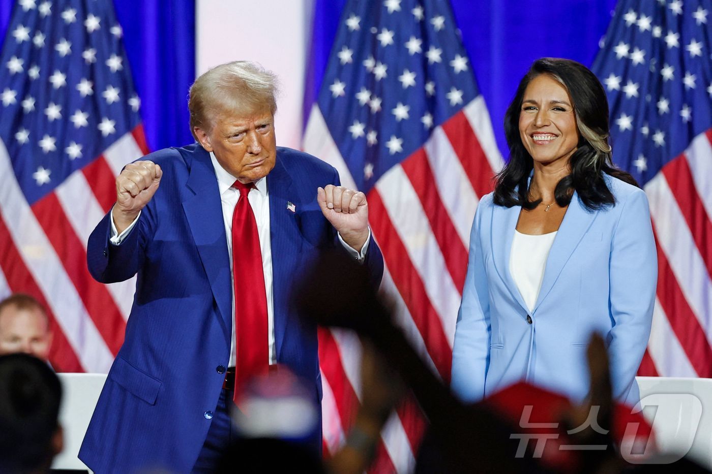 본문 이미지 - 미국 공화당 대통령 후보인 도널드 트럼프 전 대통령이 29일 (현지시간) 위스콘신주 라크로스 센터에서 열린 타운홀 미팅을 마친 뒤 춤을 추고 있다. 2024.08.30 ⓒ AFP=뉴스1 ⓒ News1 우동명 기자