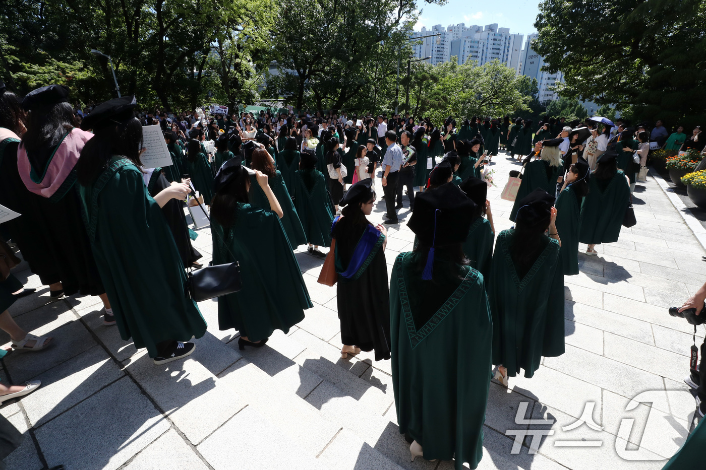 (서울=뉴스1) 박세연 기자 = 30일 서울 서대문구 이화여자대학교에서 열린 2023학년도 후기 학위수여식에 참석한 졸업생들이 수여식을 마치고 식장을 나서고 있다. 2024.8.3 …