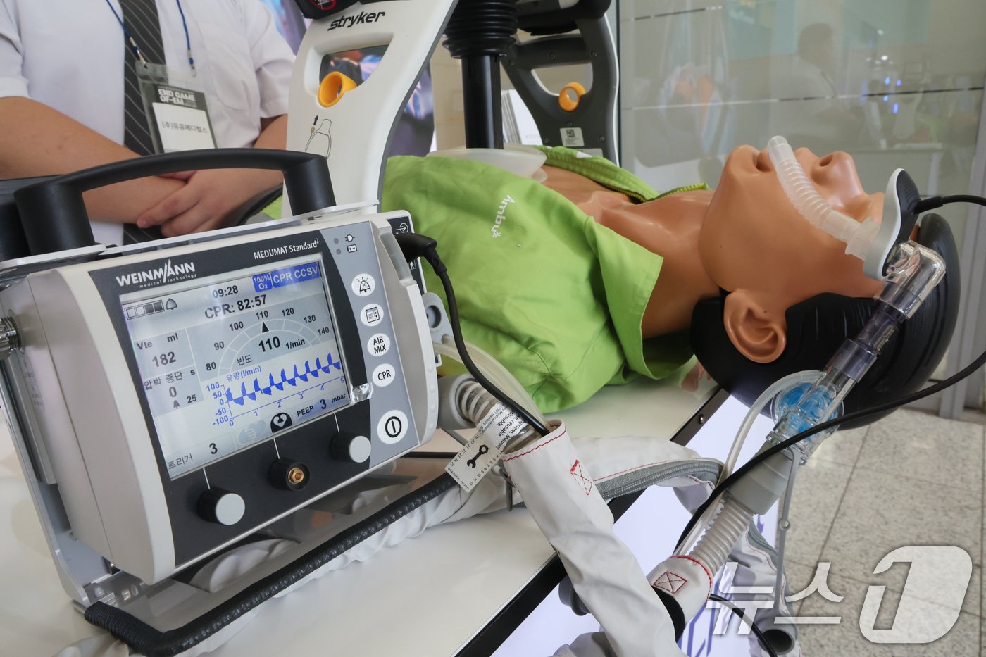 본문 이미지 - 30일 서울 용산구 백범김구기념관에서 열린 대한응급의학의사회 학술대회에서 부스 관계자가 심폐소생기를 시연하고 있다. 2024.8.30/뉴스1 ⓒ News1 황기선 기자