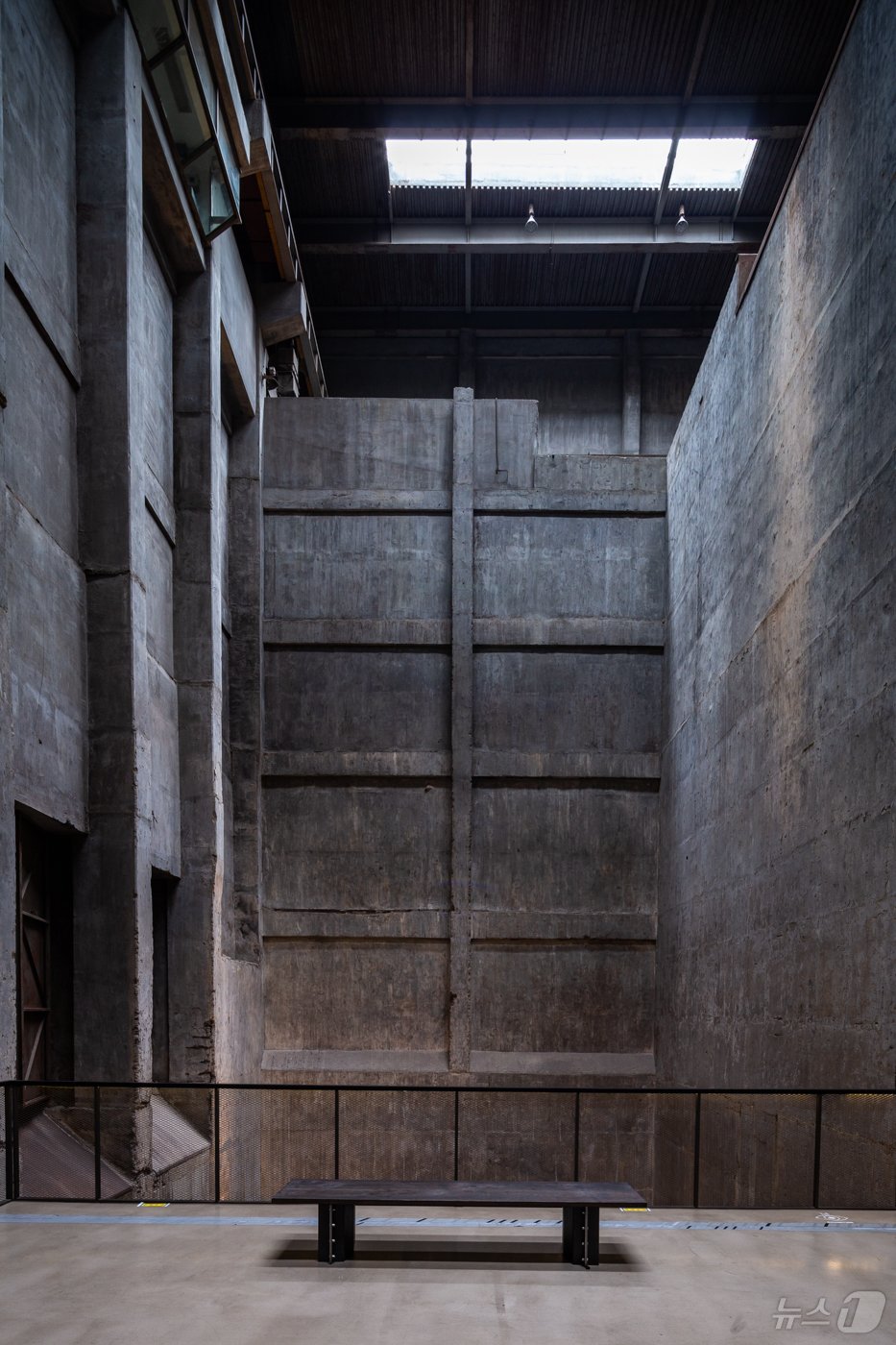 본문 이미지 - 부천아트벙커B39_높이39m에 달하는 벙커는 한때 쓰레기 저장조였다&#40;부천아트벙커B39 제공&#41;