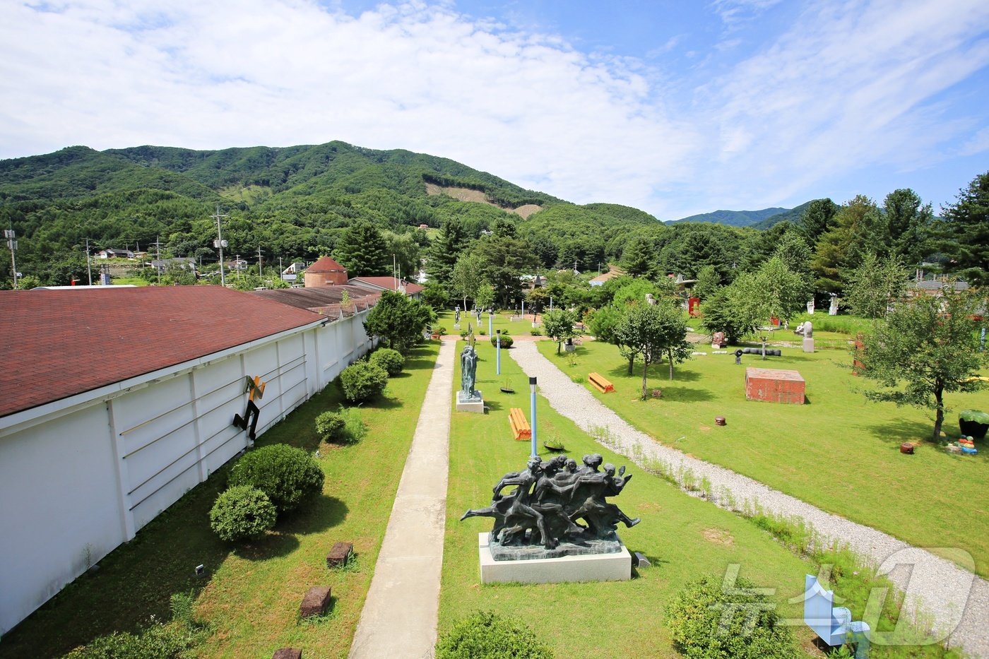 옛 시골 학교 정취가 고스란히 살아 있는 평창무이예술관&#40;한국관광공사 제공&#41;