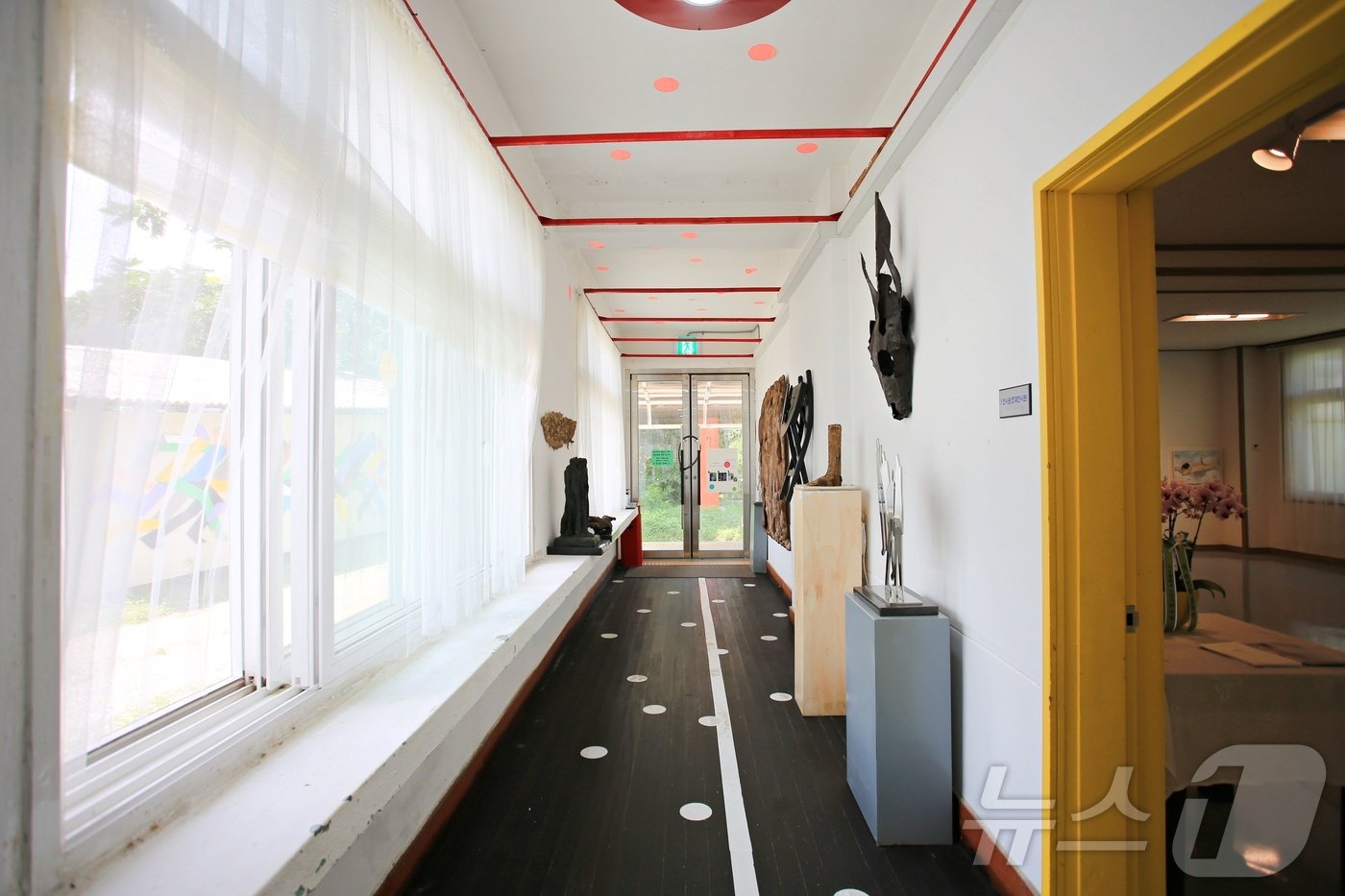 본문 이미지 - 삐걱삐걱 소리마저 정겨운 옛날 학교 복도&#40;한국관광공사 제공&#41;