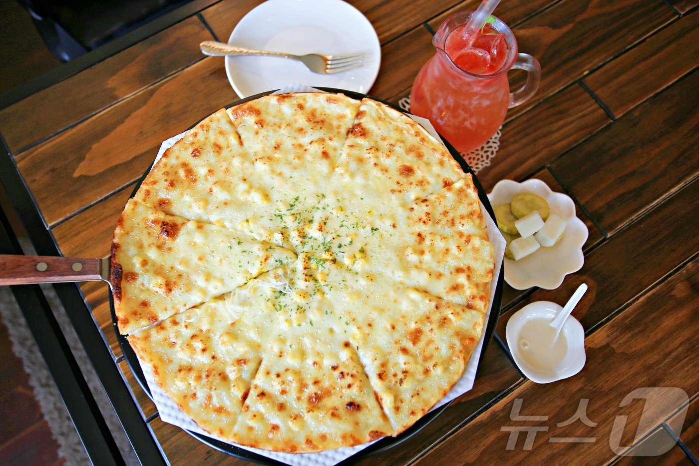 본문 이미지 - 무이예술관의 명물, 봉평 감자 피자&#40;한국관광공사 제공&#41;