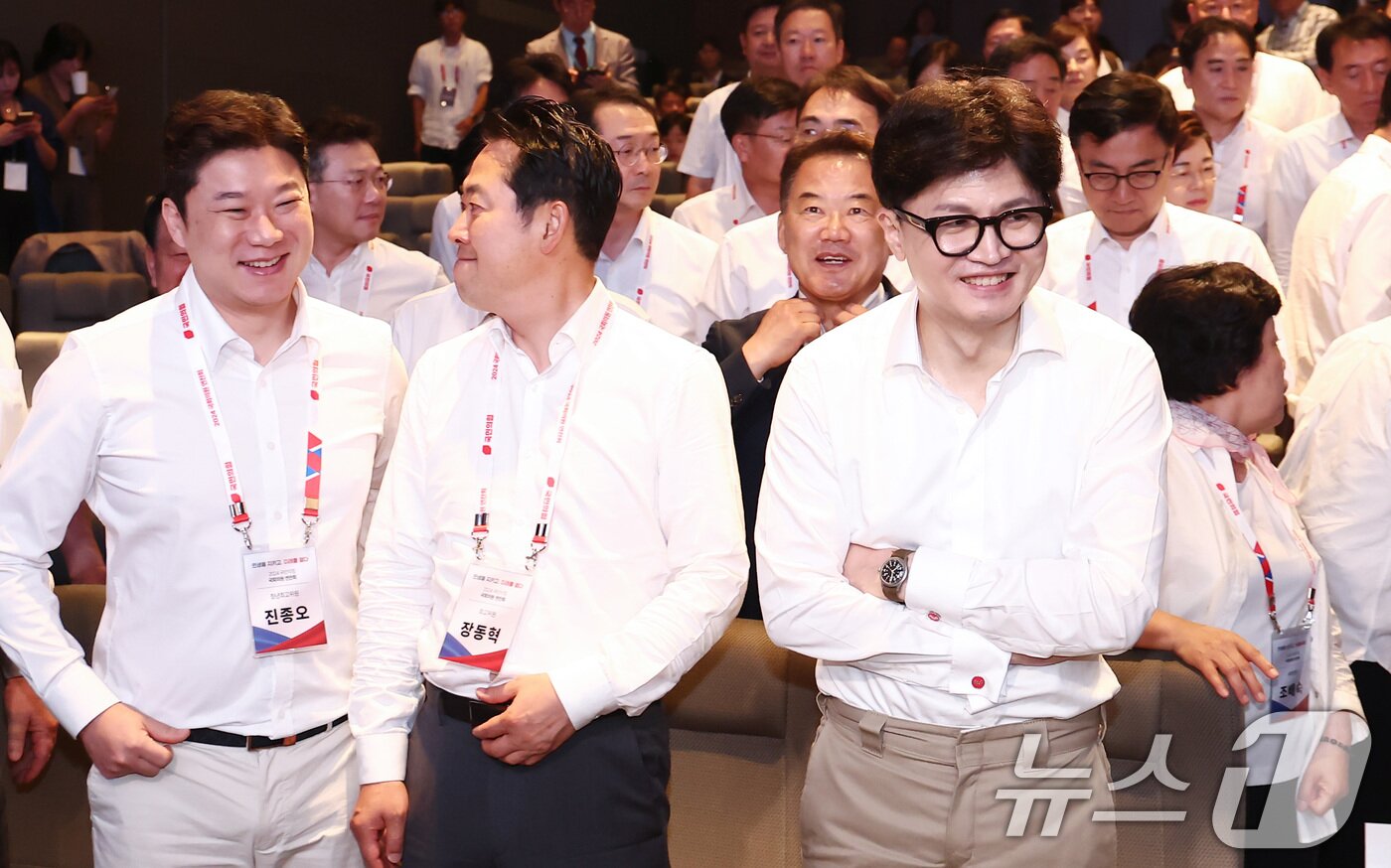 본문 이미지 - 한동훈 국민의힘 대표가 30일 오전 인천 중구 인천국제공항공사 인재개발원에서 열린 2024 국민의힘 국회의원 연찬회를 마무리 하며 미소를 보이고 있다. 2024.8.30/뉴스1 ⓒ News1 김민지 기자