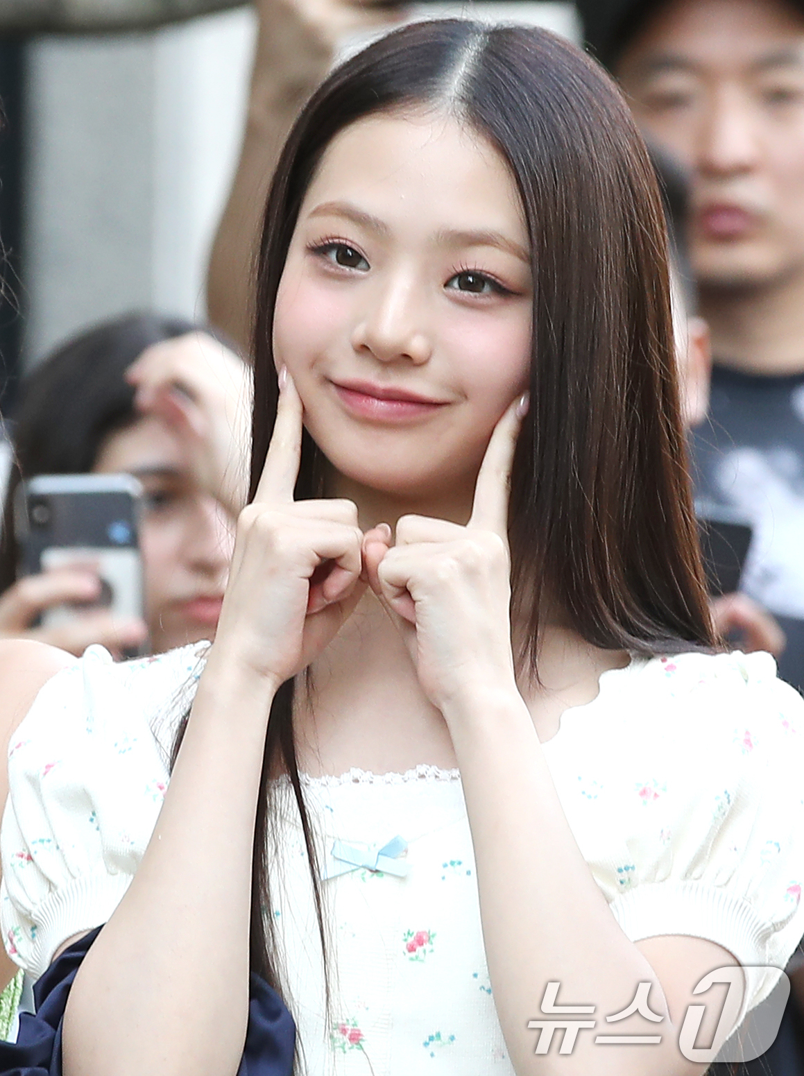 (서울=뉴스1) 권현진 기자 = 유니스 임서원이 30일 오전 서울 영등포구 KBS 신관 공개홀에서 진행된 음악방송 '뮤직뱅크'(뮤뱅) 녹화 전 인사를 하고 있다. 2024.8.30 …