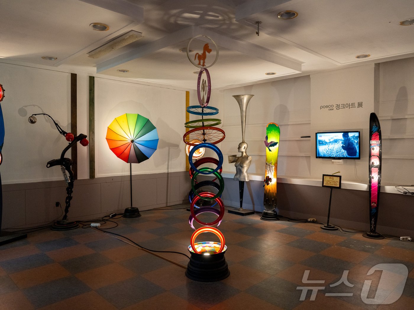 본문 이미지 - 조명, 스피커 등 오대호 작가의 작품 세계는 폭넓다&#40;한국관광공사 제공&#41;