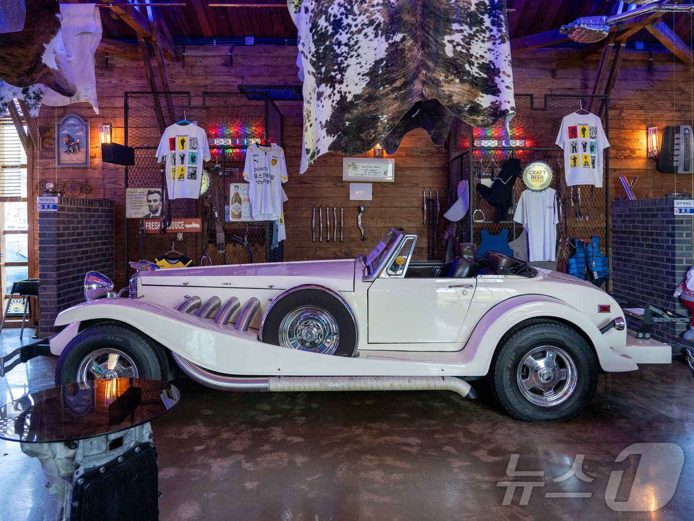 본문 이미지 - 듀센버그를 베이스로 한 고풍스러운 레플리카도 볼 수 있는 코치빌더&#40;한국관광공사 제공&#41;