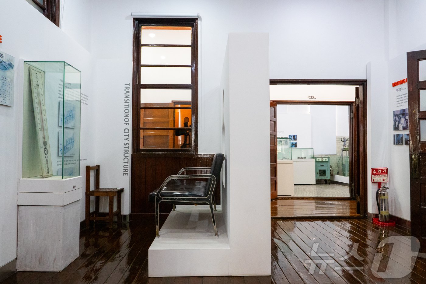 본문 이미지 - 환자 대기실의 건너편에 수술실과 엑스레이실이 배치되어 있다&#40;한국관광공사 제공&#41;