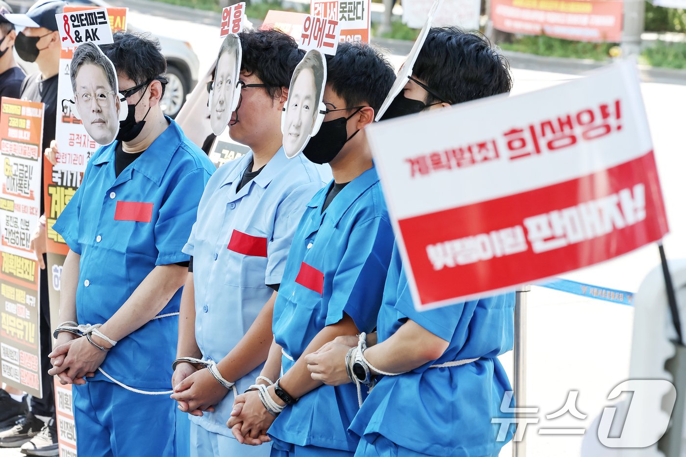 본문 이미지 - 김동식 인터파크커머스 대표&#40;왼쪽부터&#41;와 구영배 큐텐그룹 대표, 류화현 위메프 대표, 류광진 티몬 대표의 가면을 쓰고 수의를 입은 &#39;티메프 사태&#39; 피해자들이 30일 오전 서울 서초구 서울중앙지방검찰청 앞에서 열린 &#39;검은우산 집회&#39;에 참가해 책임자들의 구속수사를 촉구하고 있다. 2024.8.30/뉴스1 ⓒ News1 민경석 기자