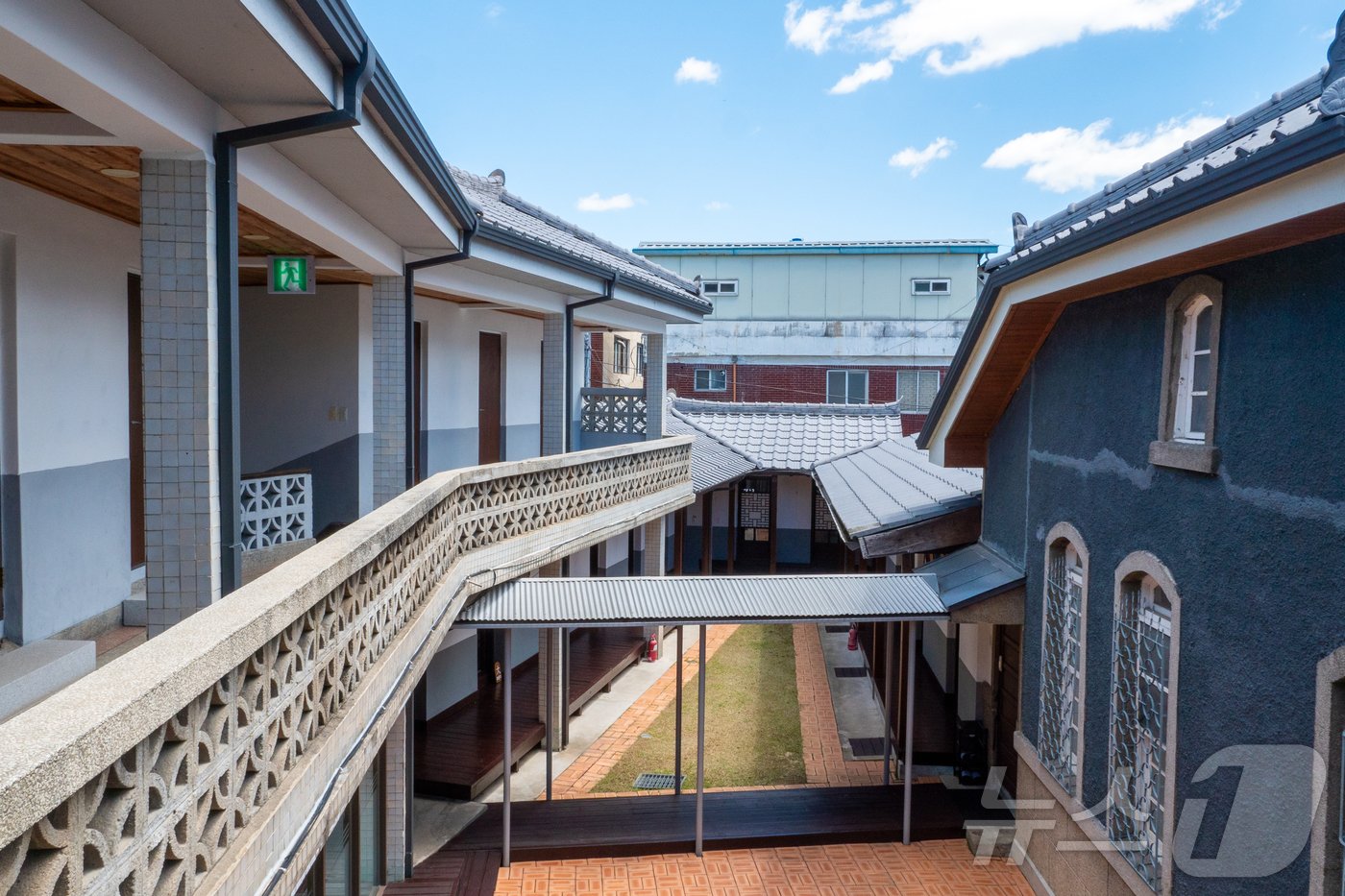 본문 이미지 - 전통주거에서 근대주거까지 시대의 흐름을 담고 있는 병원동과 입원동&#40;한국관광공사 제공&#41;