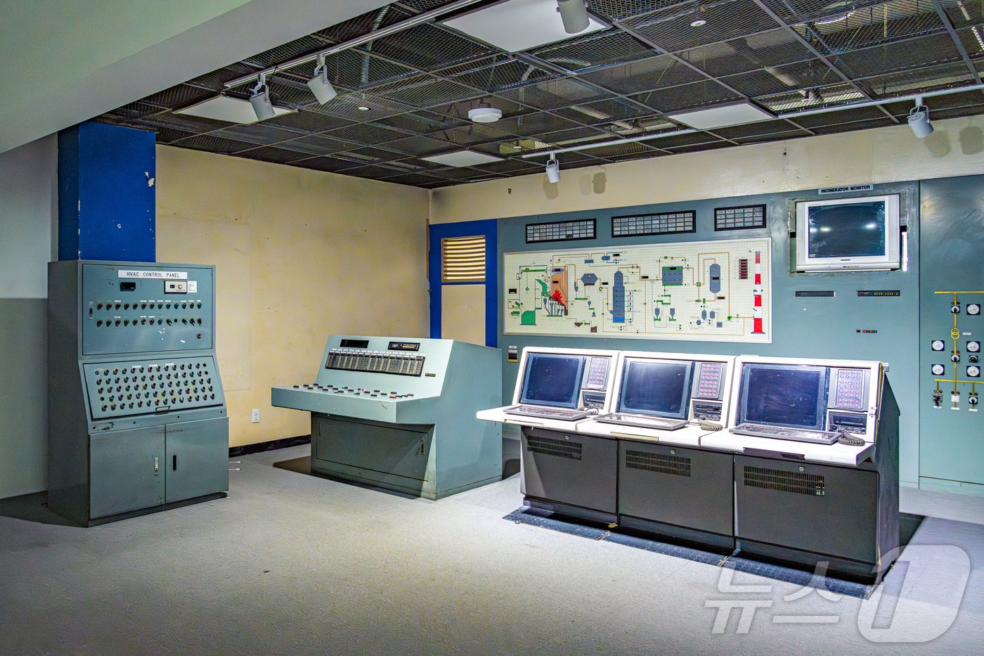 본문 이미지 - 소각장의 모든 시설을 통제하는 중앙제어실에는 각종 장비와 기기가 보존되어 있다&#40;한국관광공사 제공&#41;