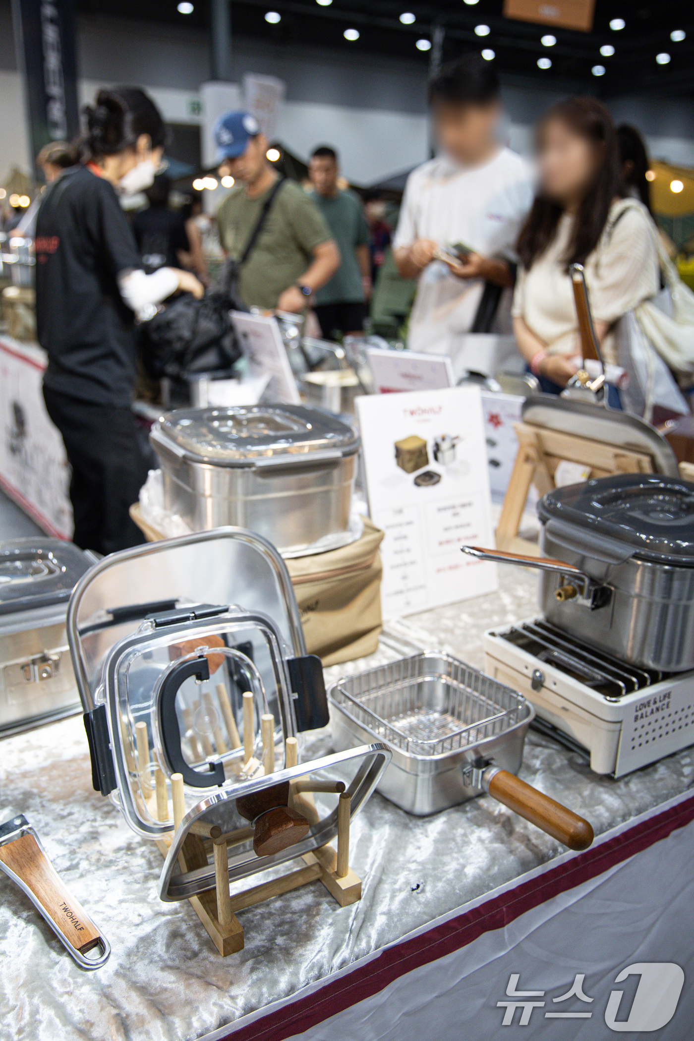 (수원=뉴스1) 이재명 기자 = 30일 오후 경기도 수원시 권선구 수원메쎄에서 열린 2024 국제 아웃도어 캠핑 & 레포츠 페스티벌(고카프)을 찾은 시민들이 다양한 캠핑 용품을 살 …