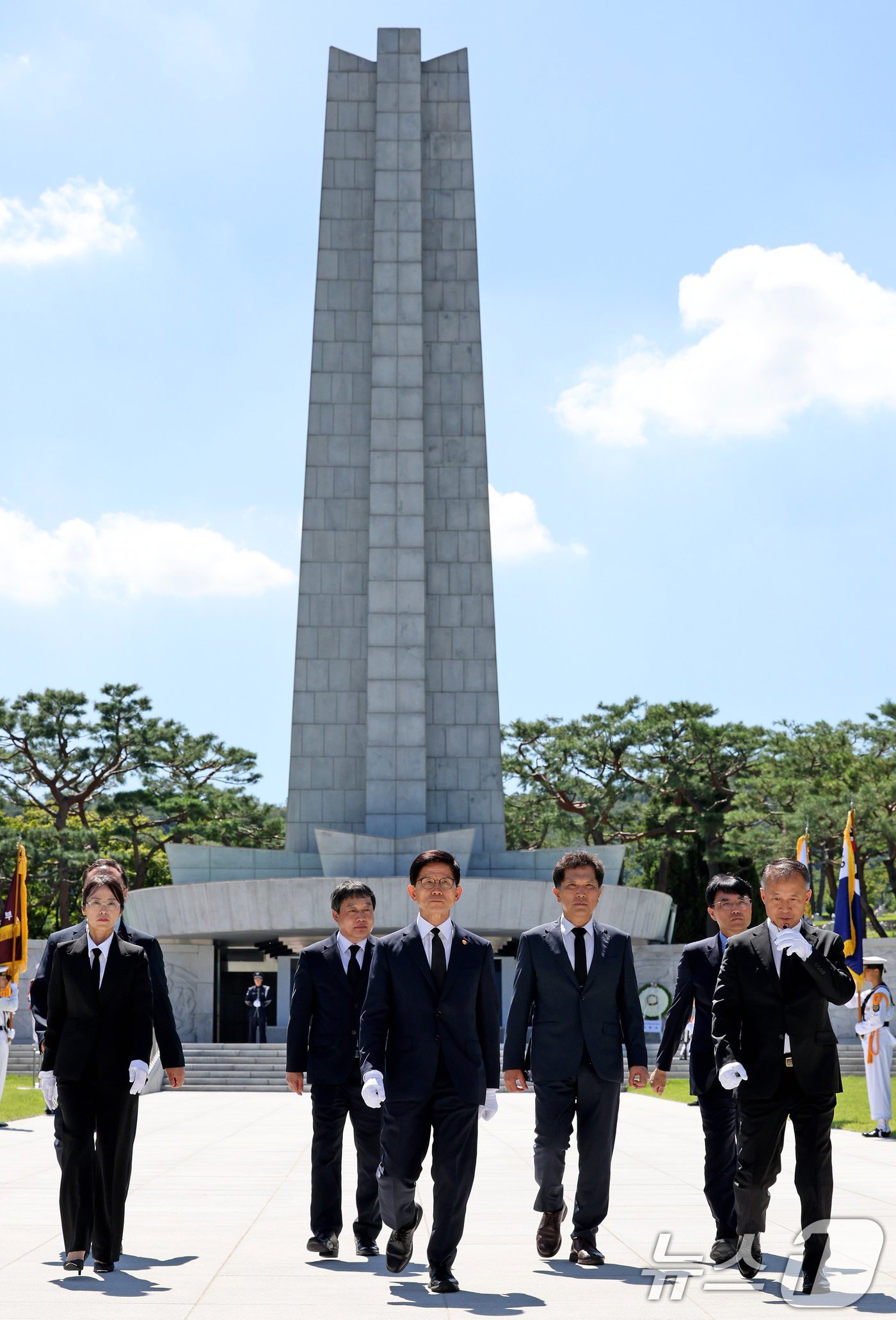 김문수 신임 고용노동부 장관이 30일 오후 서울 동작구 국립서울현충원 현충탑 참배를 마친 뒤 이동하고 있다. 2024.8.30/뉴스1 ⓒ News1 장수영 기자