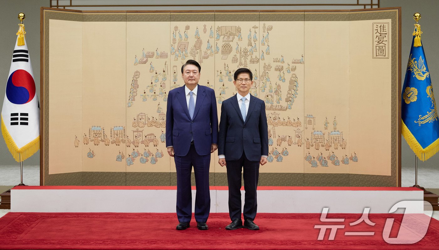 윤석열 대통령이 30일 서울 용산 대통령실 청사에서 김문수 고용노동부 장관에게 임명장을 수여한 뒤 기념촬영을 하고 있다. &#40;대통령실 제공&#41; 2024.8.30/뉴스1 ⓒ News1 박지혜 기자