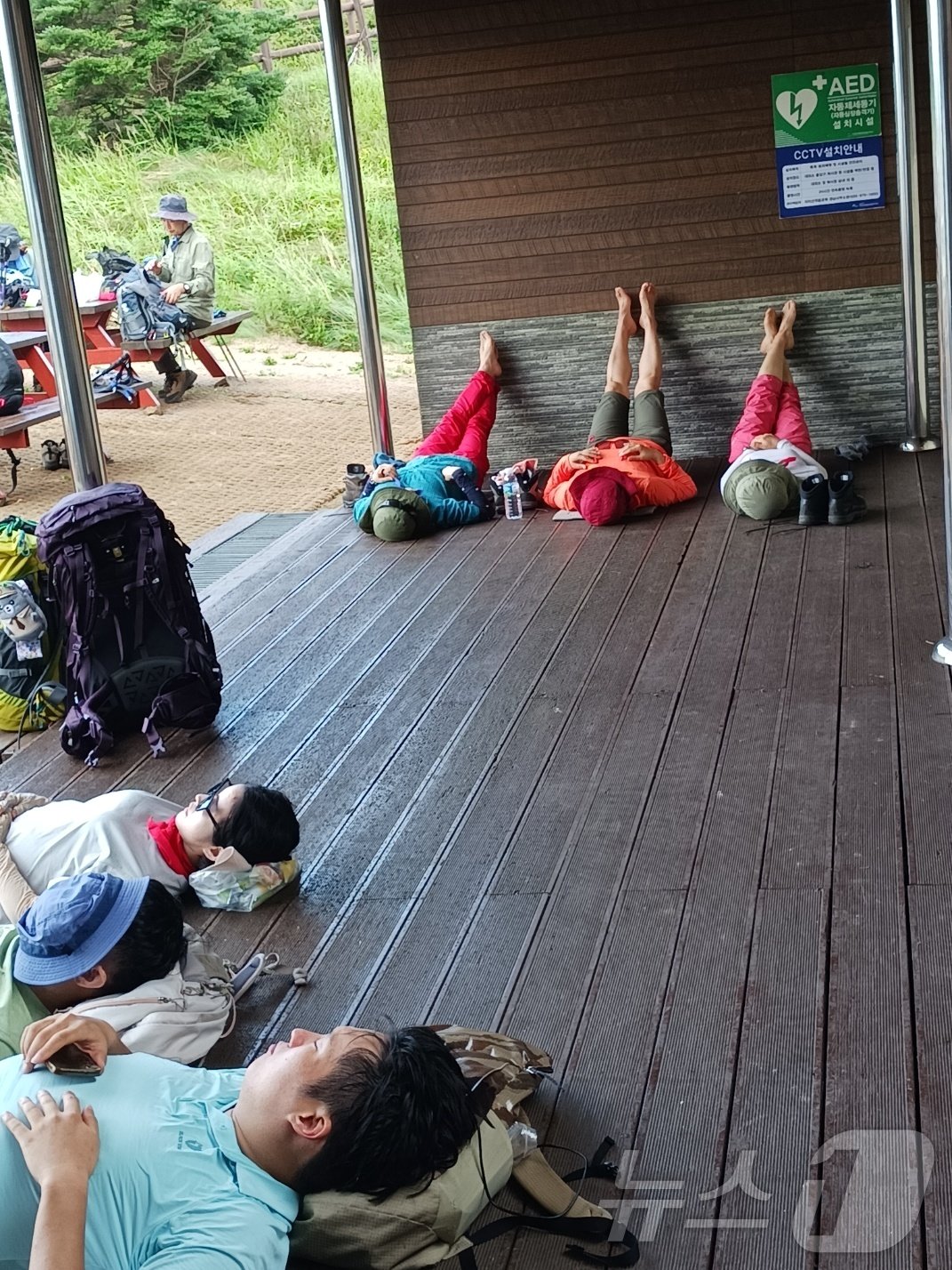 본문 이미지 - 한낮 벽소령 대피소의 풍경. 지리산 종주에 지친 탐방객들이 다리를 올리거나 누워서 휴식을 취하고 있다.  예전의 벽소령 대피소는 물 뜨러 가는데 100m 쯤 내려가야 했는데 지금은 발전기를 돌려 전기를 공급하고 취사장 옆에 수도가 있어 등반객이 편하게 이용할 수 있다.