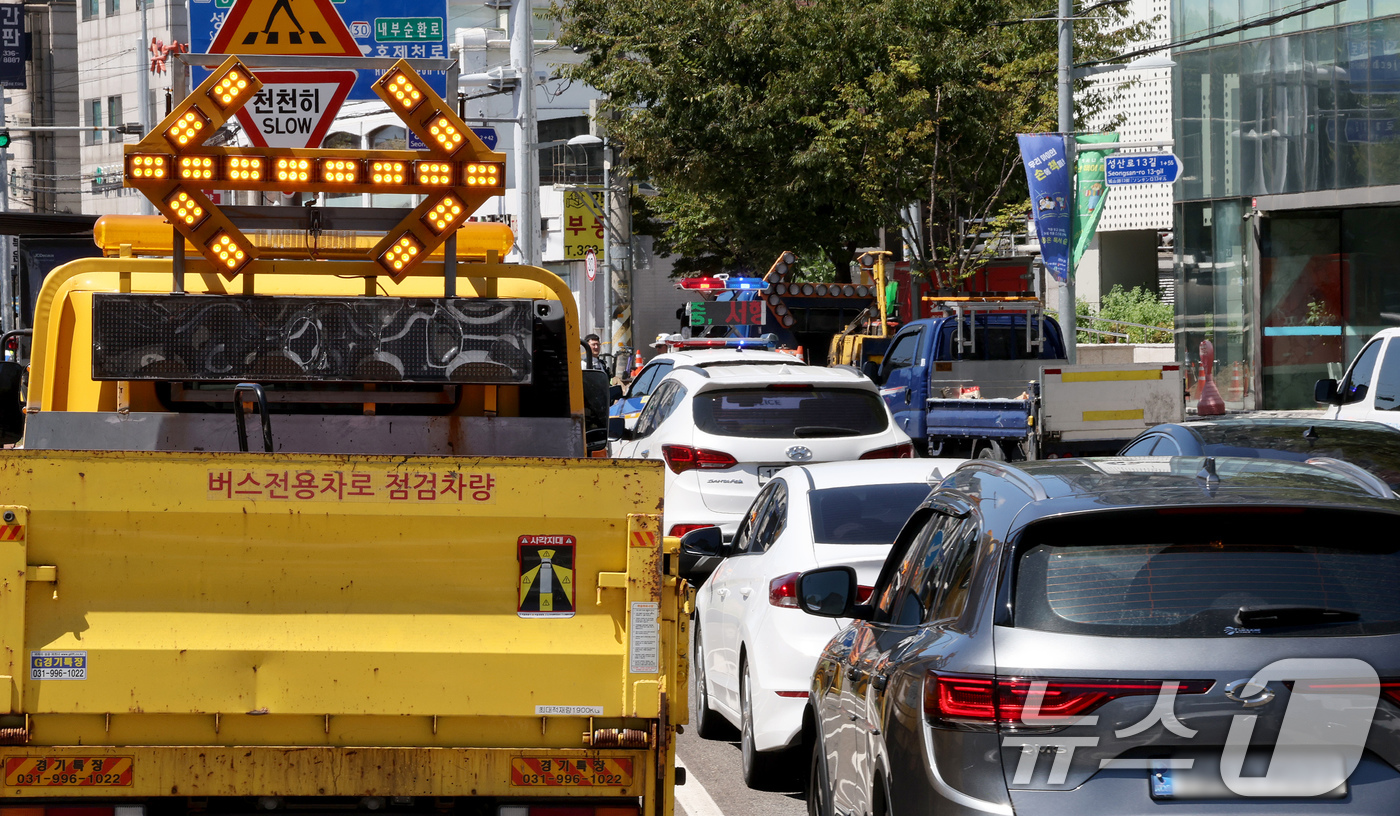 (서울=뉴스1) 장수영 기자 = 30일 오후 서울 서대문구 연희동 성산로에 지반 침하가 추가 발견돼 서울시와 경찰 등 관계기관이 도로 일부를 통제하고 있다.이날 도로 침하가 발견된 …