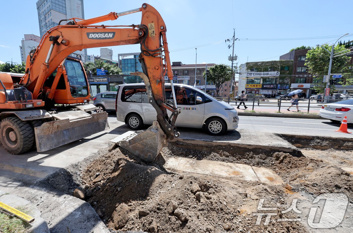 본문 이미지 - 지난해 서울 서대문구 연희동 성산로에 지반 침하가 추가 발견돼 서울시 등 관계기관이 중장비를 동원해 복구 작업을 벌이고 있다. 2024.8.30/뉴스1 ⓒ News1 장수영 기자