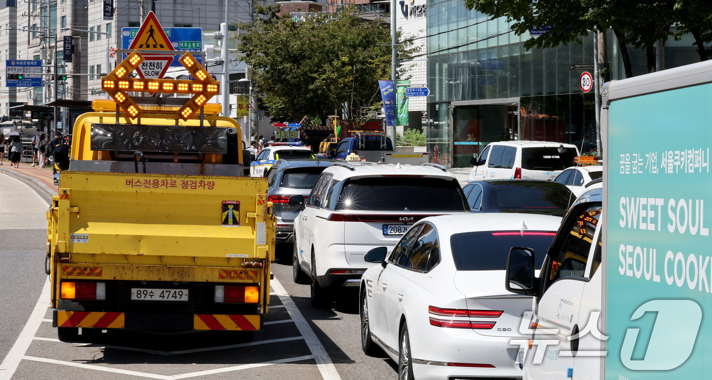 (서울=뉴스1) 장수영 기자 = 30일 오후 서울 서대문구 연희동 성산로에 지반 침하가 추가 발견돼 서울시와 경찰 등 관계기관이 도로 일부를 통제하고 있다.이날 도로 침하가 발견된 …