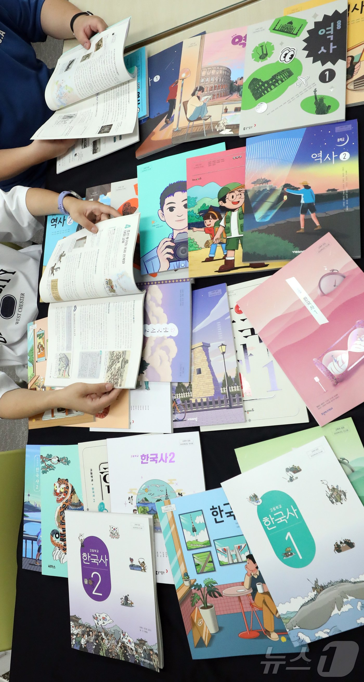본문 이미지 - 2025년 3월 신학기부터 학교 현장에서 사용될 새 검정 교과서가 30일 공개된 가운데, 한국교육과정평가원의 검정 심사를 통과한 한국사1·2 교과서 9곳의 출판사 중 한 출판사가 일본군 ‘위안부’ 서술 축소와 이승만 전 대통령을 ‘독재’ 대신 ‘장기 집권’이라고 표현 하는 등 논란을 일으키고 있다. 2024.8.30/뉴스1 ⓒ News1 김기남 기자