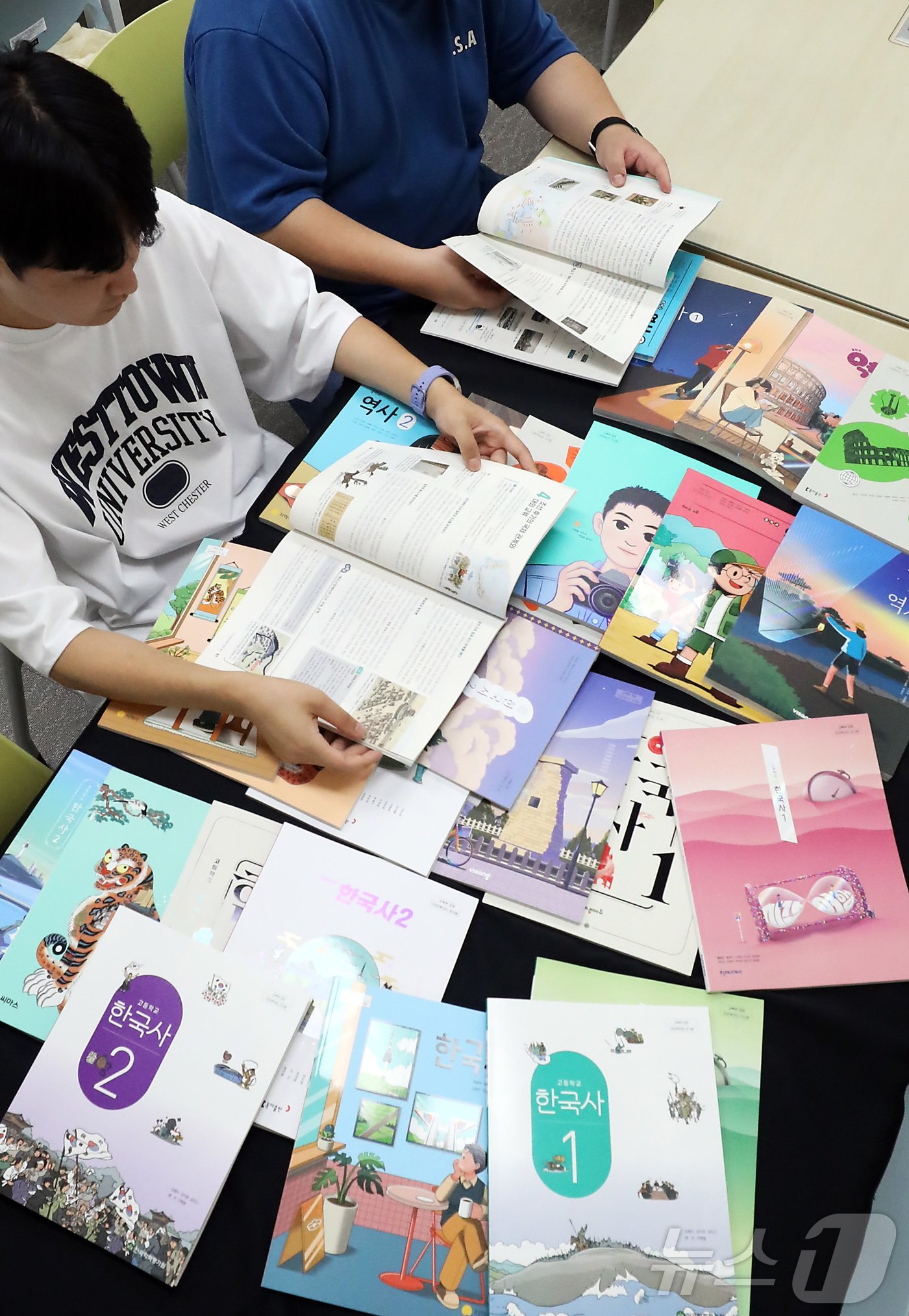 본문 이미지 - 2025년 3월 신학기부터 학교 현장에서 사용될 새 검정 교과서가 30일 공개된 가운데, 한국교육과정평가원의 검정 심사를 통과한 한국사1·2 교과서 9곳의 출판사 중 한 출판사가 일본군 ‘위안부’ 서술 축소와 이승만 전 대통령을 ‘독재’ 대신 ‘장기 집권’이라고 서술하여 논란을 일으키고 있다. 2024.8.30/뉴스1 ⓒ News1 김기남 기자