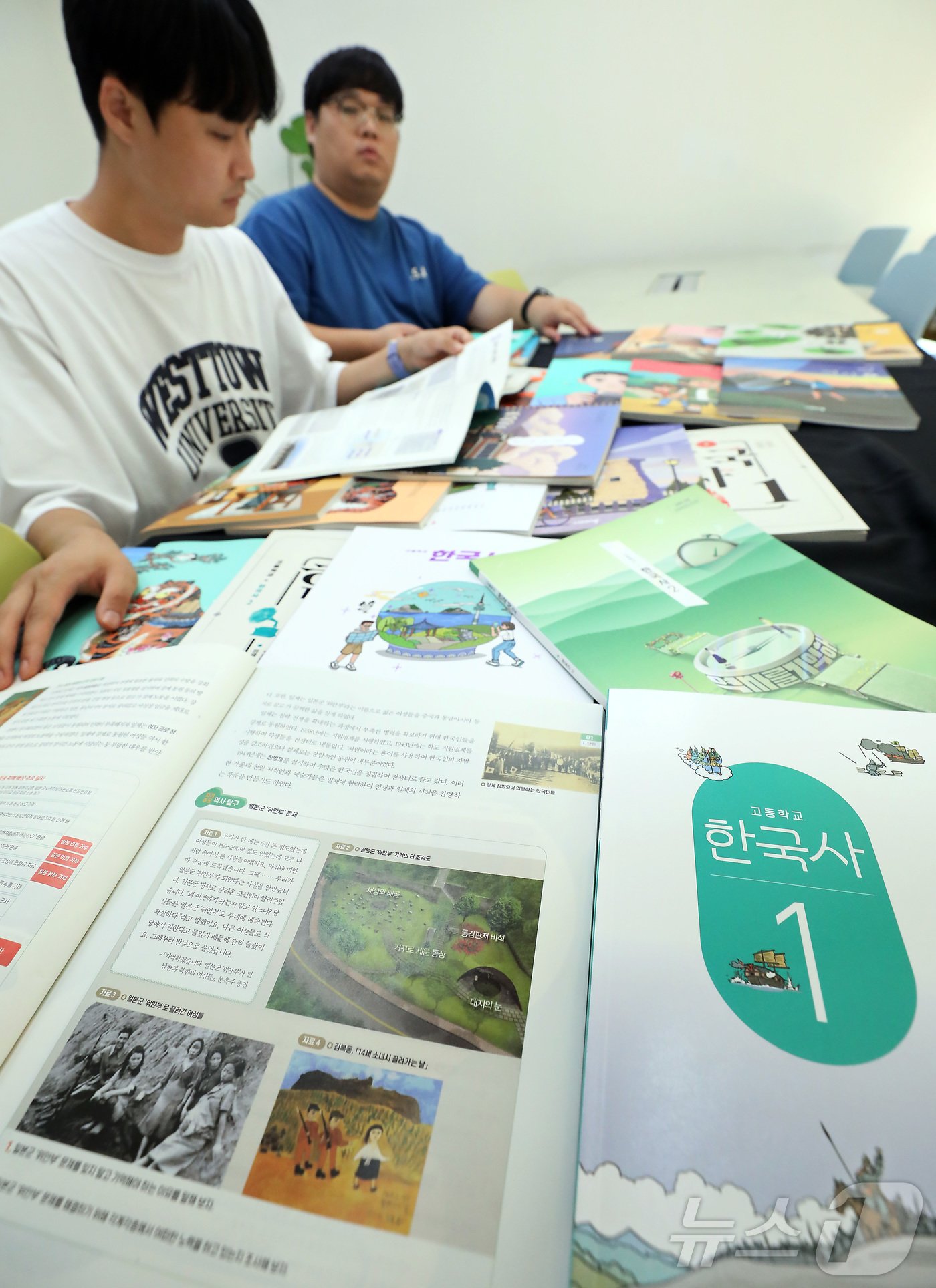 본문 이미지 - 2025년 3월 신학기부터 학교 현장에서 사용될 새 검정 교과서가 30일 공개된 가운데, 한국교육과정평가원의 검정 심사를 통과한 한국사1·2 교과서 9곳의 출판사 중 한 출판사가 일본군 ‘위안부’ 서술 축소와 이승만 전 대통령을 ‘독재’ 대신 ‘장기 집권’이라고 표현 하는 등 논란을 일으키고 있다. 2024.8.30/뉴스1 ⓒ News1 김기남 기자